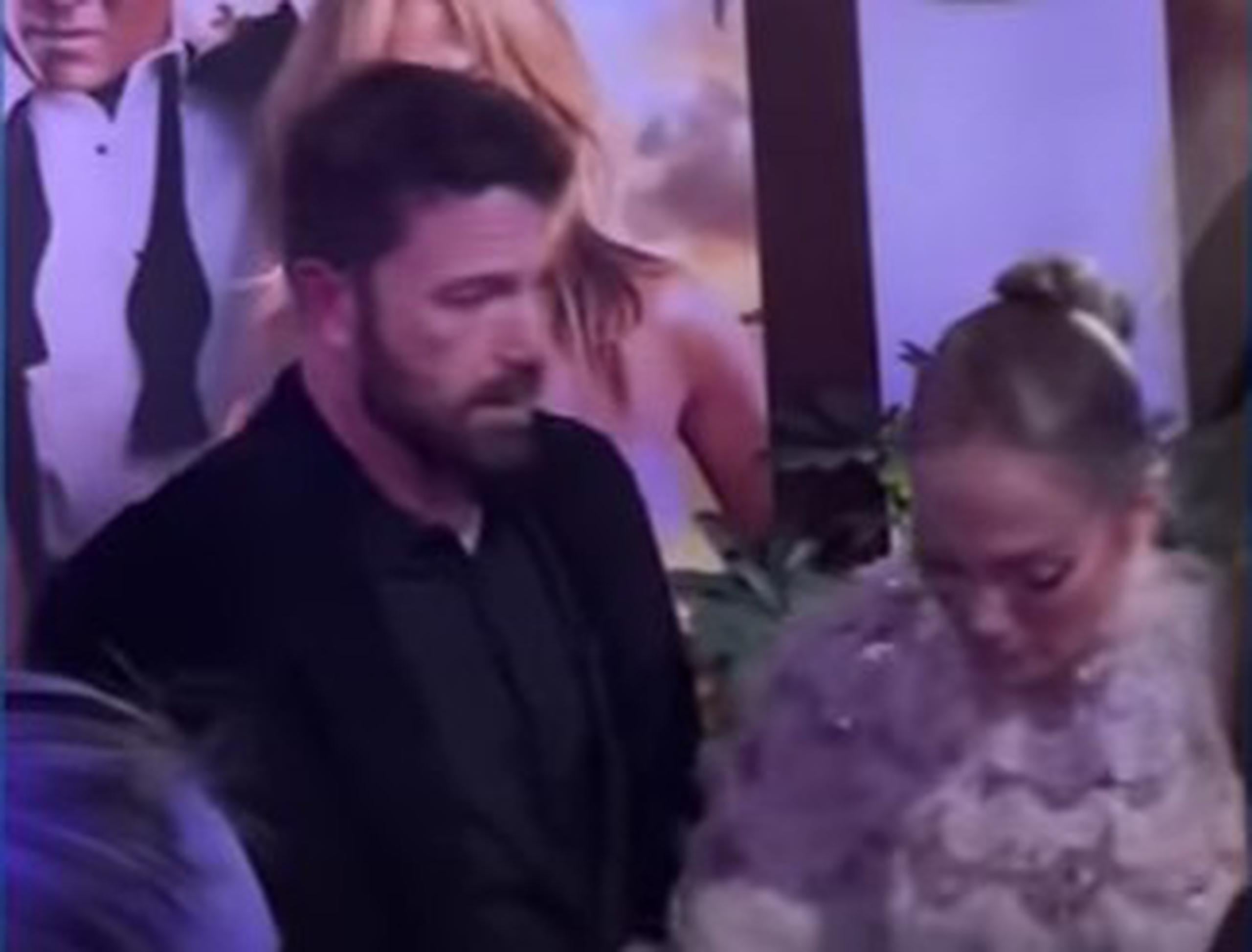 Desde hace unos días, en redes sociales circula un video del “after party” de la premiere de “Una boda explosiva”, la película más reciente de JLo, la cual protagoniza a lado de Josh Duhamel, en la que se puede ver a la cantante dirigiéndose a su marido, Ben Affleck.