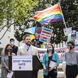 Ley en Alabama que restringiría tratamientos para adolescentes trans enfrenta reto legal