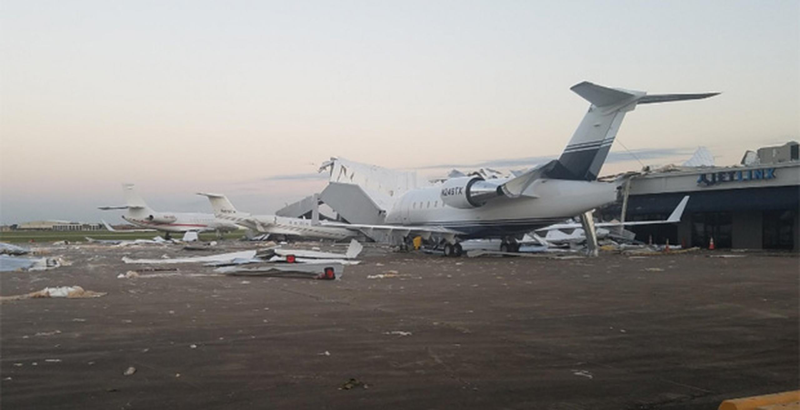 El teniente de la policía de Houston Larry Crowson dijo que el dueño del hangar es Jet Aviation. (Twitter)