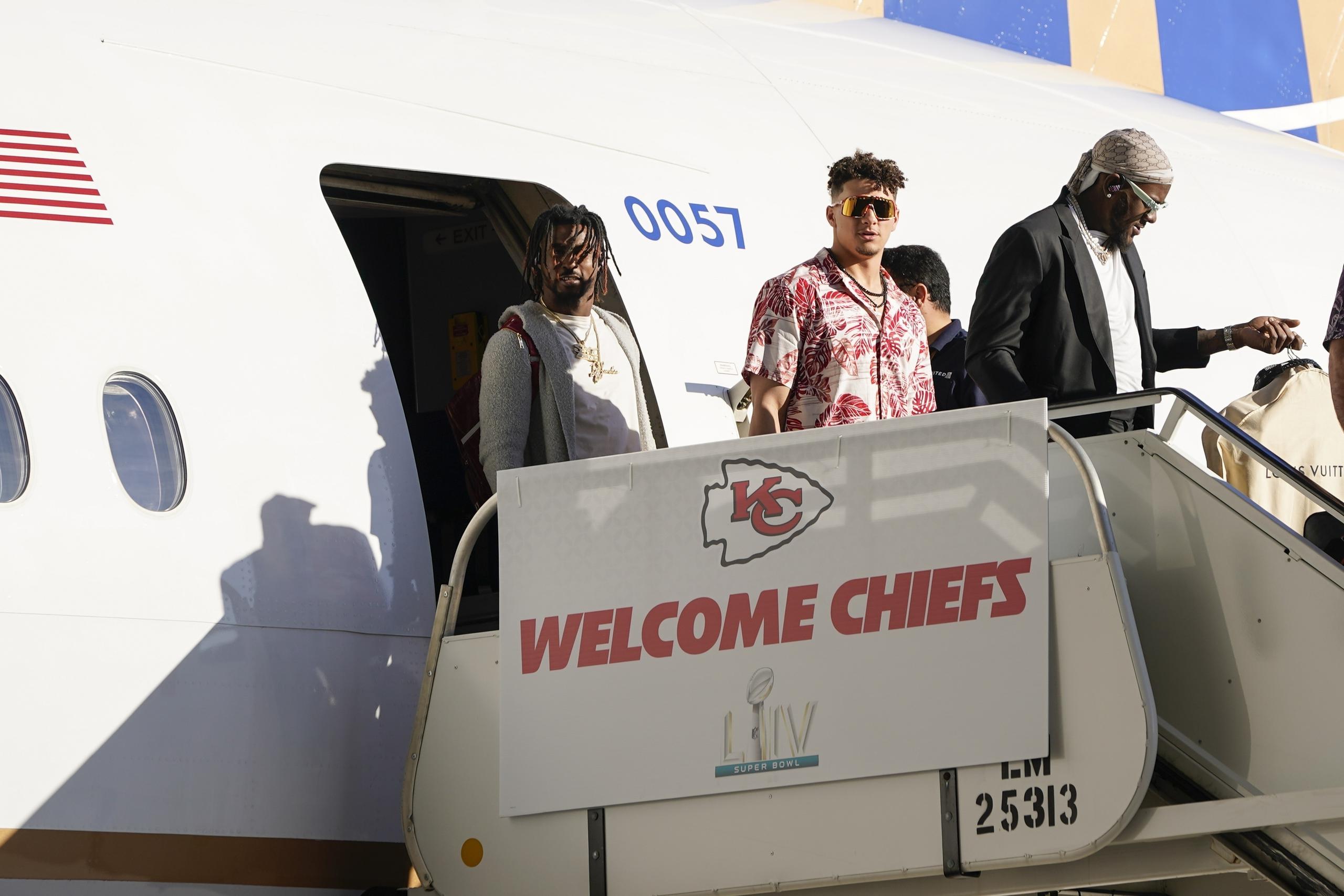 Patrick Mahomes de los Chiefs de Kansas City arriba con el equipo una semana antes de que enfrenten a los 49ers de San Francisco en el Super Bowl, el domingo 26 de enero del 2020.