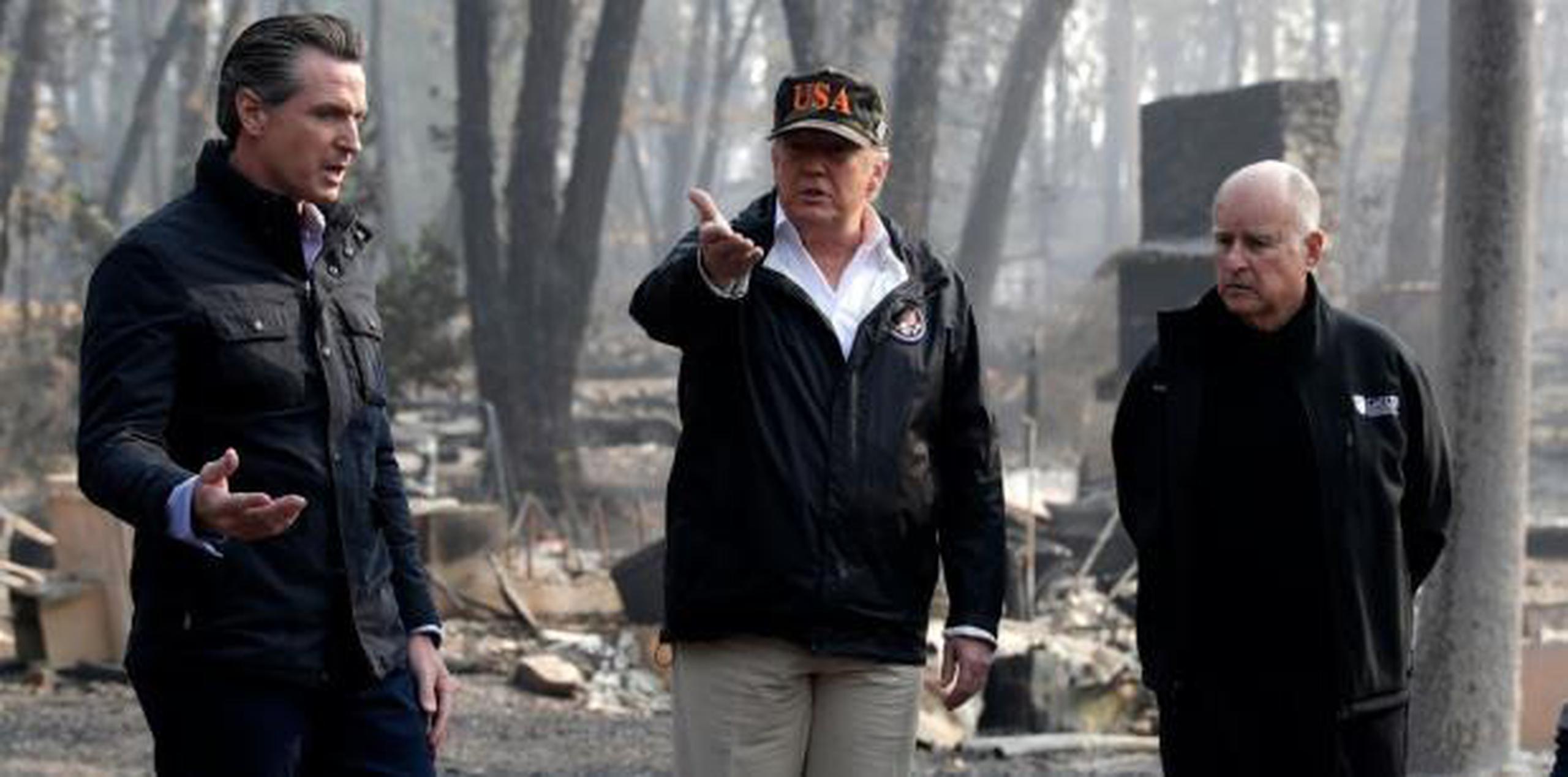 Cuando se le preguntó si haber presenciado esta devastación histórica que abarcó millas, destruyó vecindarios y calcinó campos, alteraba su opinión sobre el cambio climático, Trump respondió que “No”. (AP)
