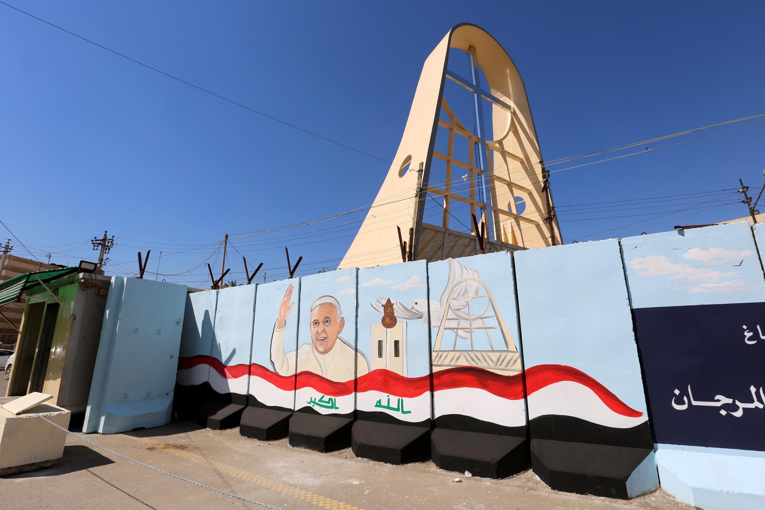 El artista de 29 años agrega que los murales son también un “mensaje de amor y paz a los hermanos cristianos”, una minoría que en Irak ha sufrido la persecución y la violencia por parte de extremistas suníes y chiíes desde hace años.