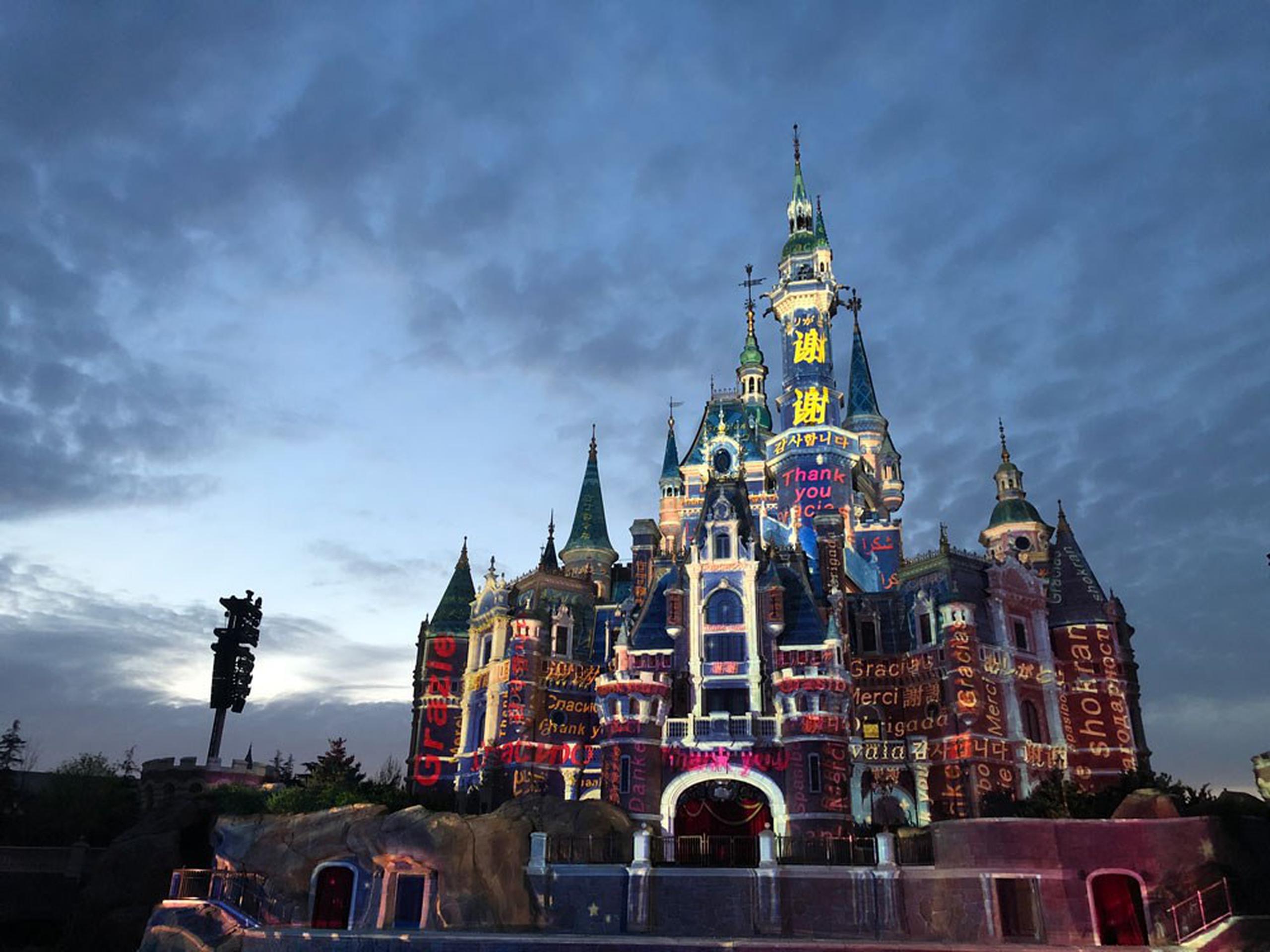 Castillo Enchanted Storybook en Shanghai Disneyland con las palabras "Gracias" iluminadas en sus paredes. (Suministrada)