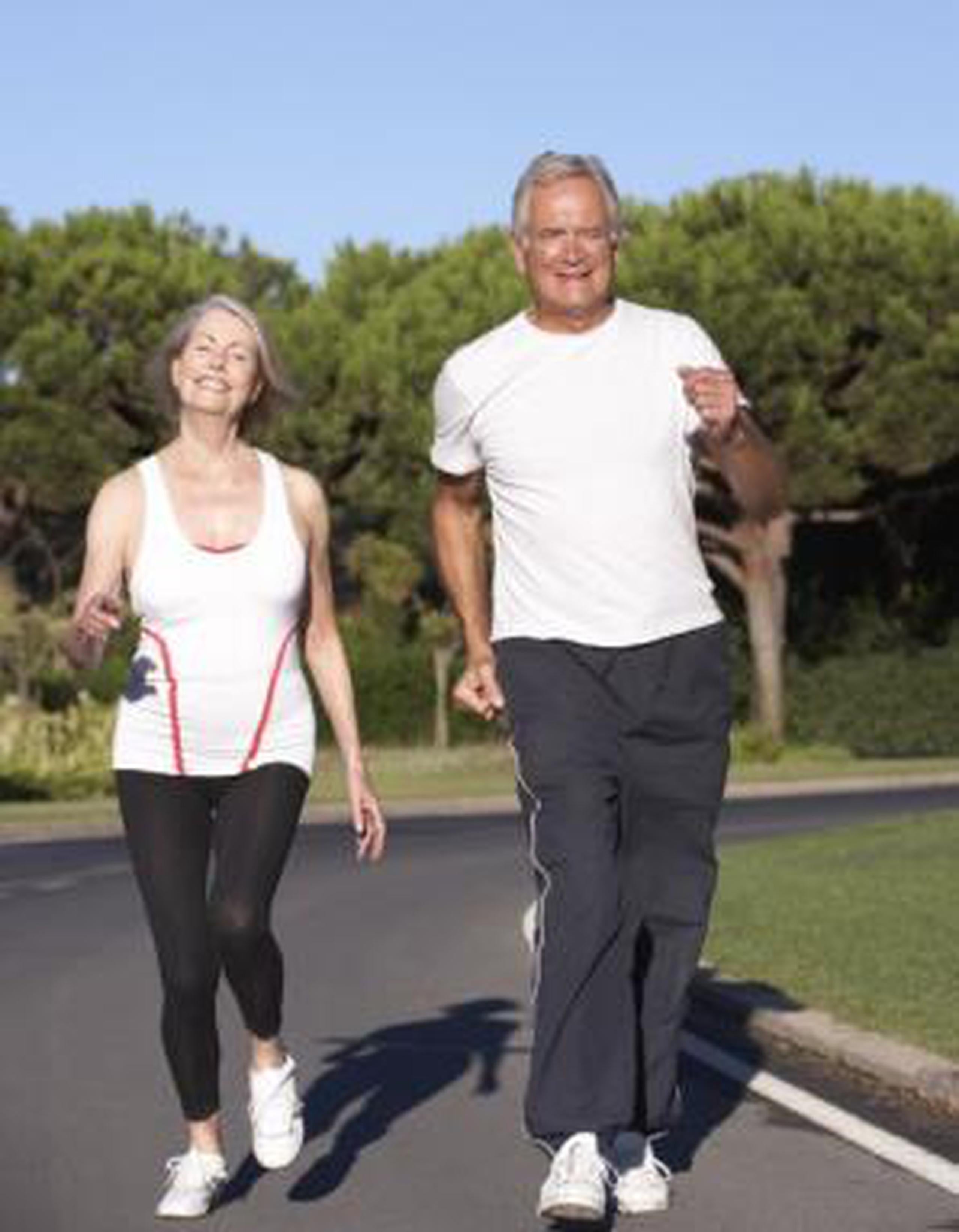 Caminar ofrece numerosos beneficios, desde el control de peso, hasta ser uno de los métodos más efectivos para vigorizar nuestra capacidad física, mental y espiritual. (Shutterstock)