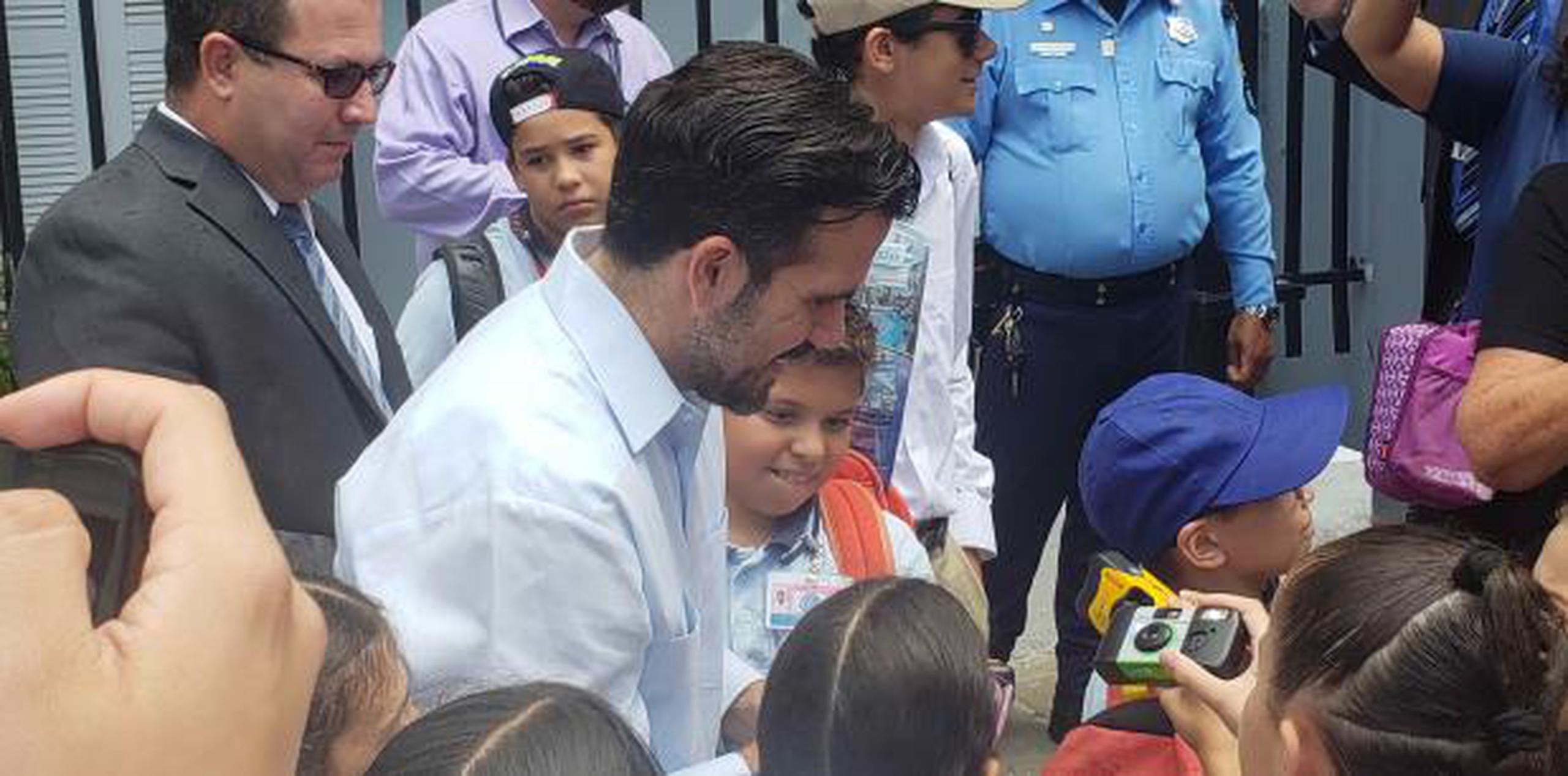 Los niños se encontraron con el gobernador frente a la Fortaleza. (Suministrada)