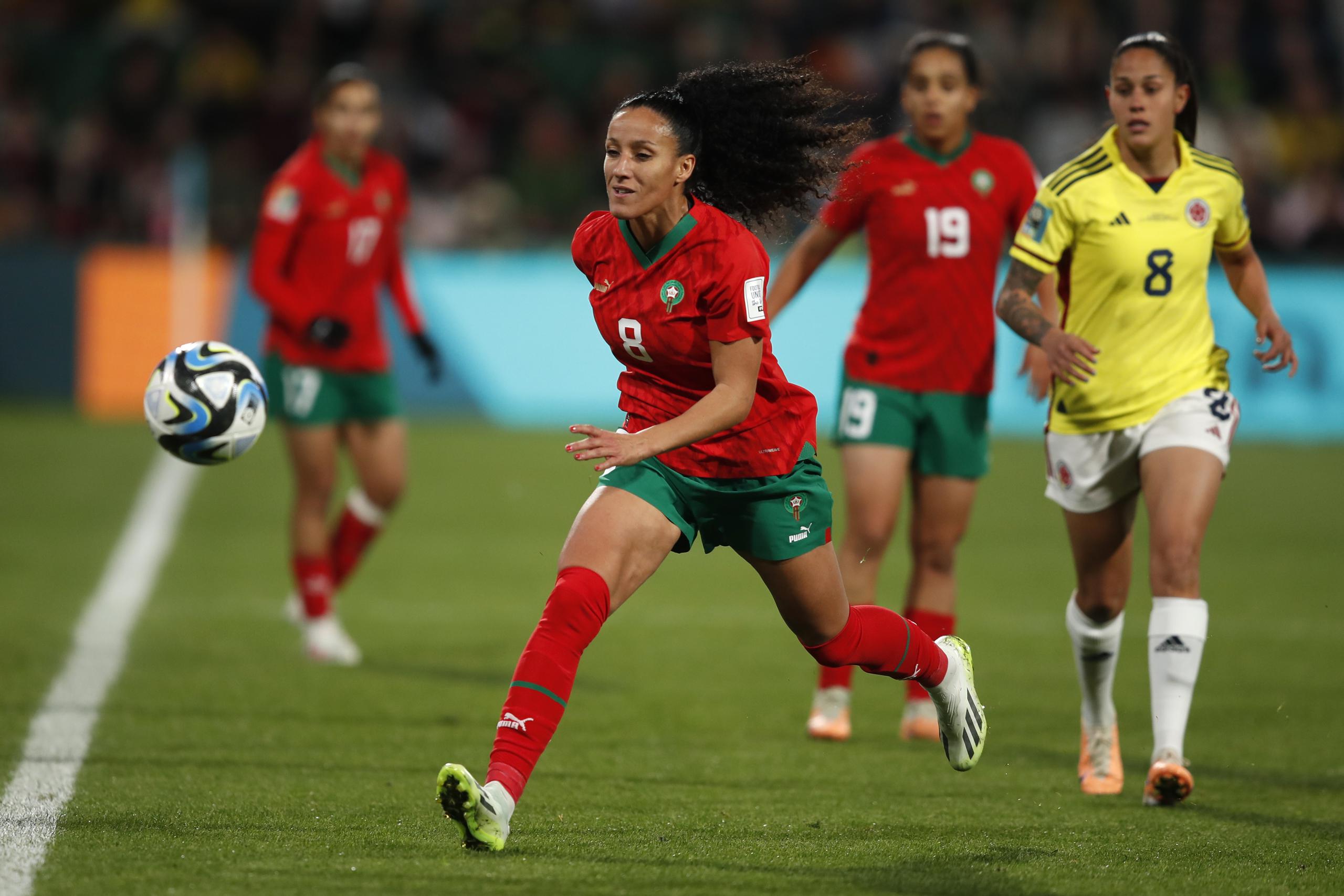 Salma Amani, de Marruecos, corre detrás del balón durante el partido del Grupo H del Mundial femenino que enfrentó a su selección con Colombia, en Perth, Australia, el 3 de agosto de 2023.