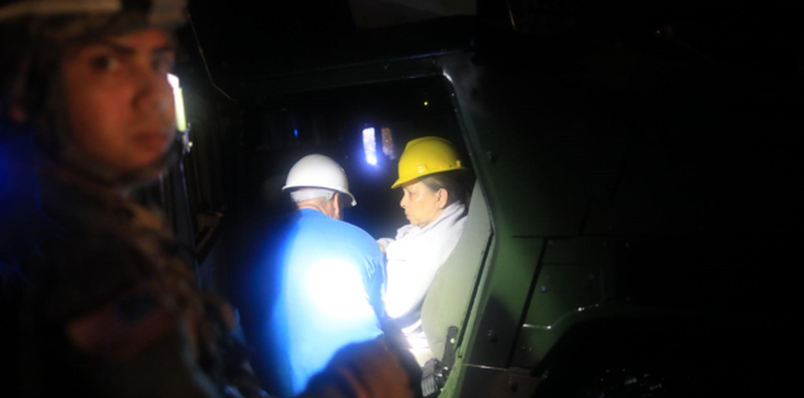 Las personas rescatadas son movilizadas en grupos pequeños en intervalos de 10 a 12 minutos en una guagua de la Guardia Nacional. (xavier.araujo@gfrmedia.com)