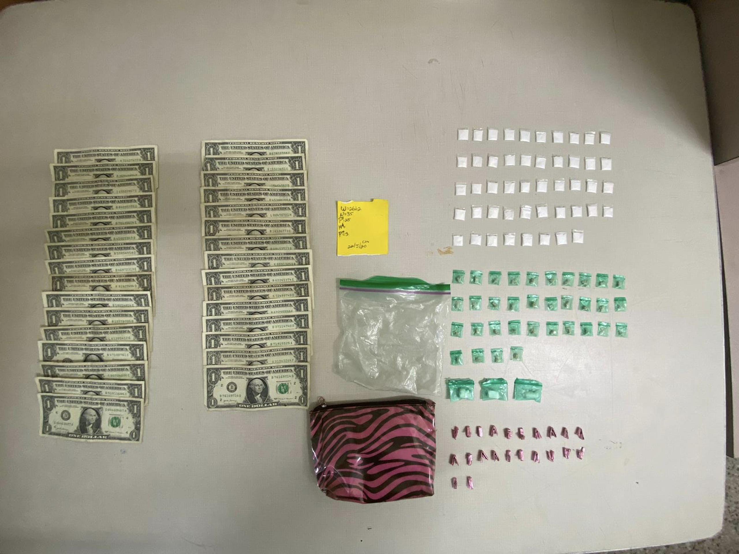 Un joven de 20 años fue arrestado tras ocuparle 48 bolsitas con cocaína y tres piedras de la misma droga, 34 bolsitas con “crack”, 22 “decks” de heroína y $31 en efectivo.