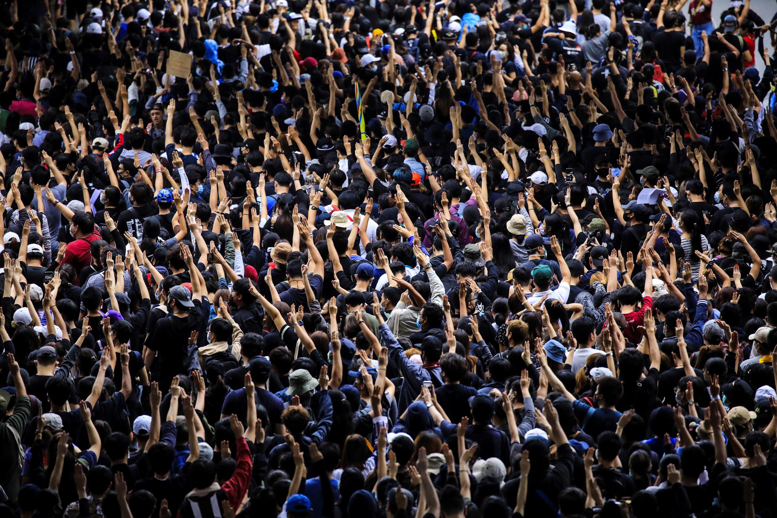 El movimiento prodemocrático liderado por estudiantes de Tailandia convocó una nueva protesta este sábado después de que la policía dispersara a miles de manifestantes.