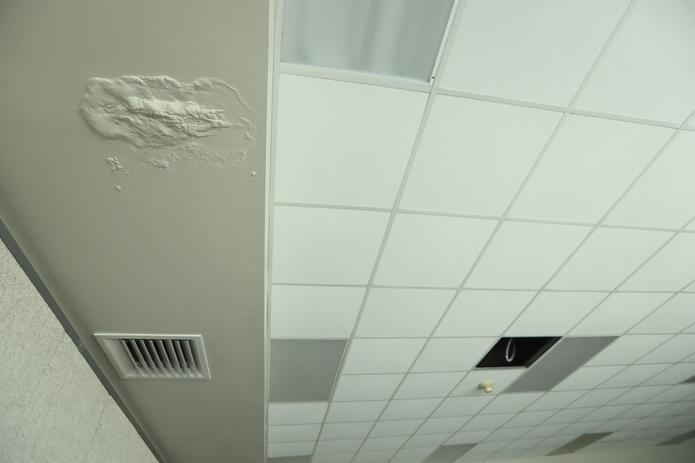 Las filtraciones en los techos es uno de los grandes retos para la rutina diaria en los salones.

