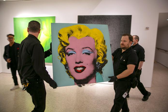 La pintura "Shot Sage Blue Marilyn" realizada por el artista Andy Warhol en 1964 es llevada a la sala de exhibiciones de Christie's, el 8 de mayo de 2022 en la ciudad de Nueva York.