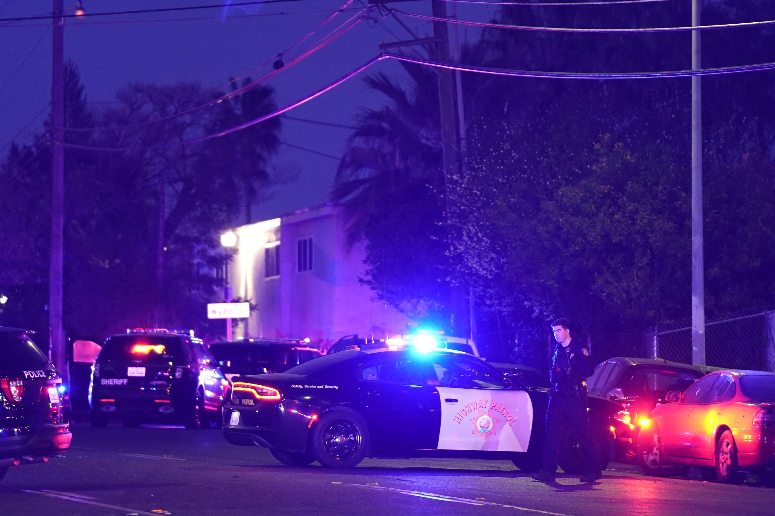 Vehículos policiales de varias agencias bloquean una calle cerca de la escena del tiroteo en Sacramento.