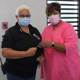 Empleados municipales de Patillas reciben bono por trabajar durante la pandemia