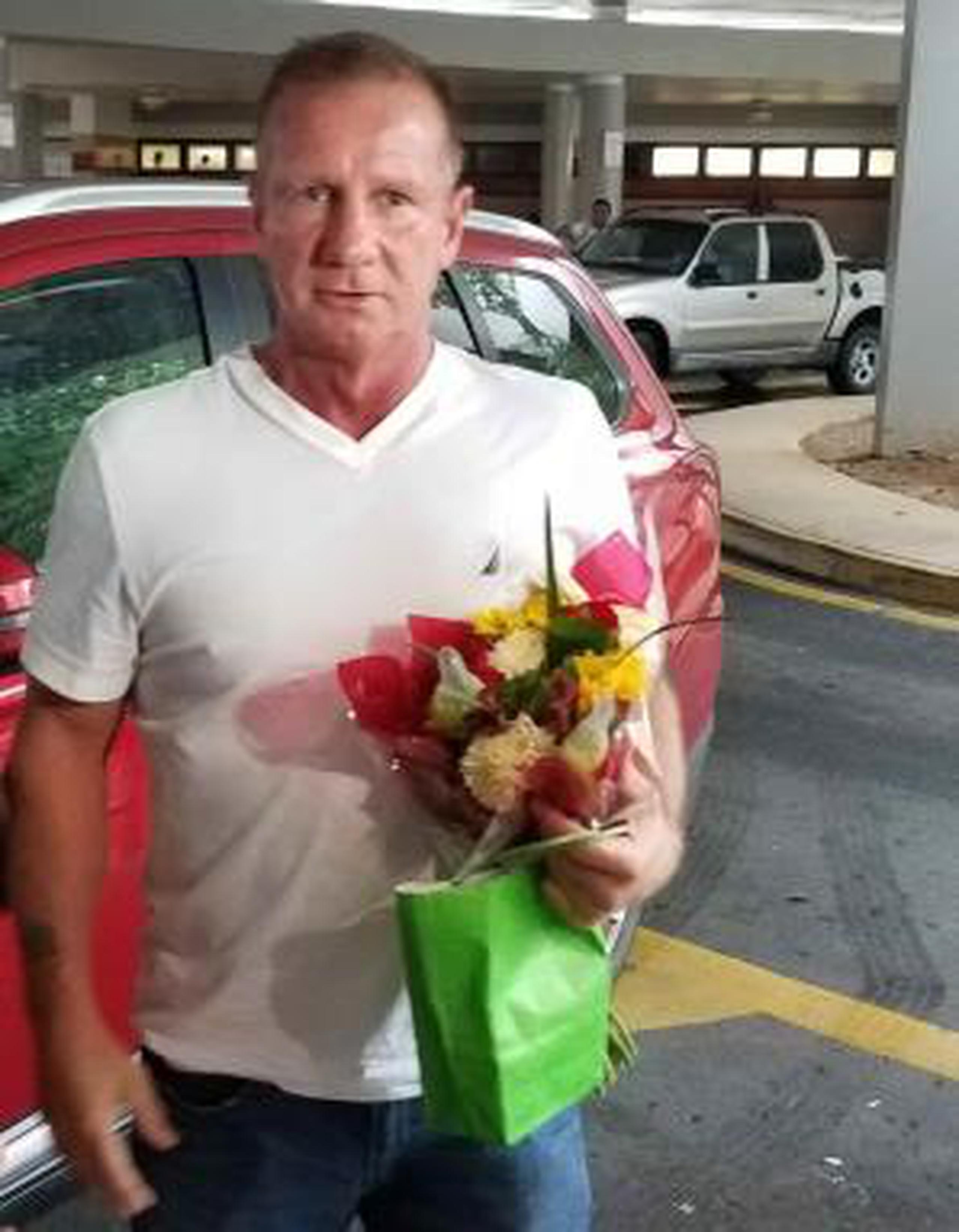 Sean Whalen llegó esta mañana al Centro Médico de Río Piedras junto a su esposa Ann y con un ramo de flores para la niña. (femmy.irizarry@gfrmedia.com)