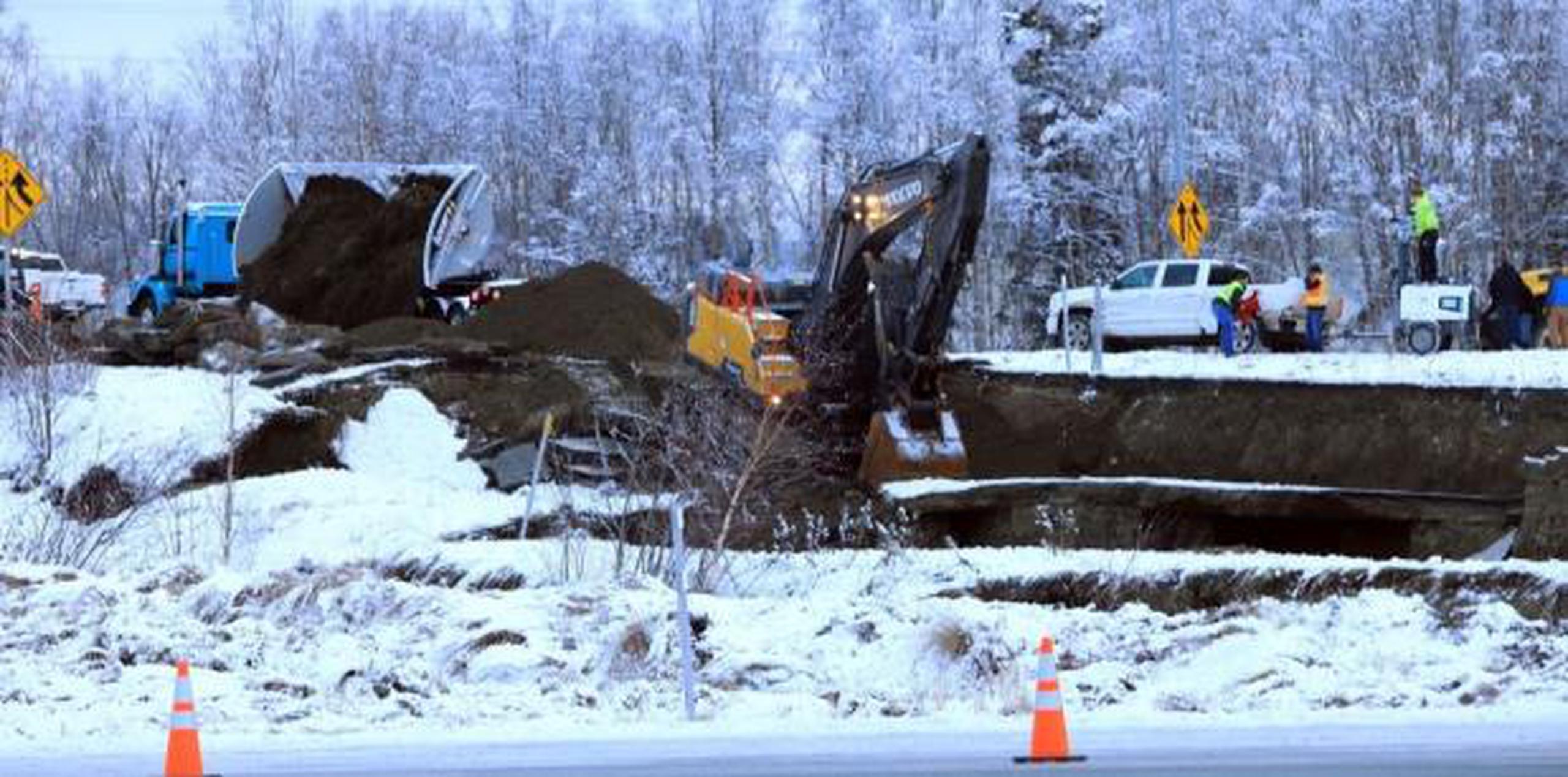 Los habitantes al norte de Anchorage recibieron permiso de ausentarse el lunes o trabajar desde casa, a fin de reducir el tráfico en la Carretera Glenn, y permitir las obras de reparación. (AP)