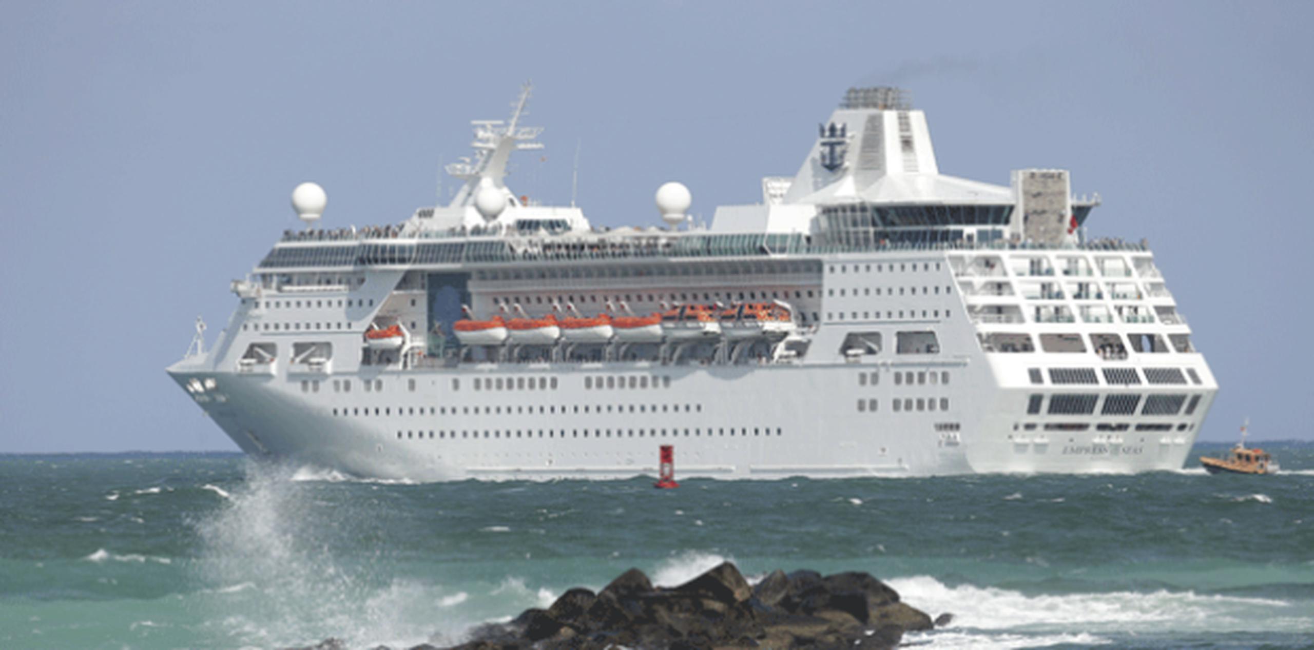 Cerca de mil personas que abordaron hoy el crucero Adventure of the Seas de la empresa Royal Caribbean, que realizó una travesía humanitaria desde Puerto Rico. (Archivo)