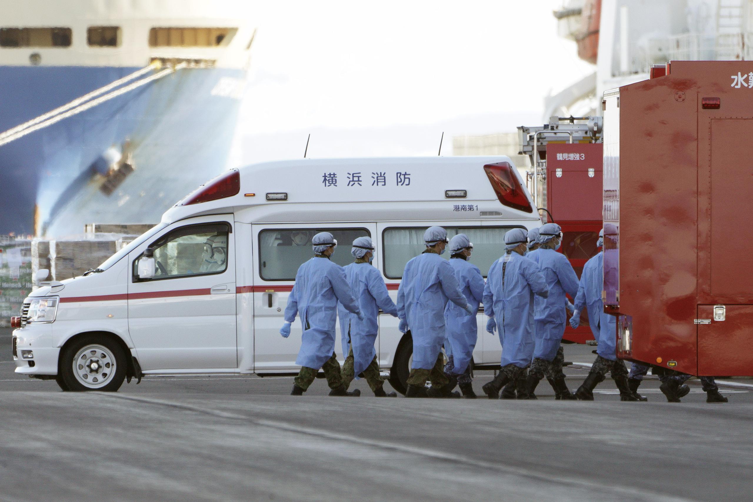 Miembros de las Fuerzas de Autodefensa de Japón entraron al crucero Diamond Princess, puesto en cuarentena en el puerto de Yokohama.