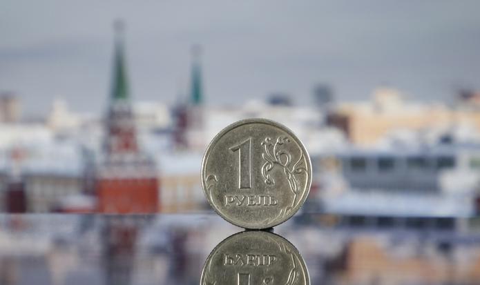 El rublo se cambiaba hoy a $76.12 o 82.04 euros. (EFE/EPA/YURI KOCHETKOV)