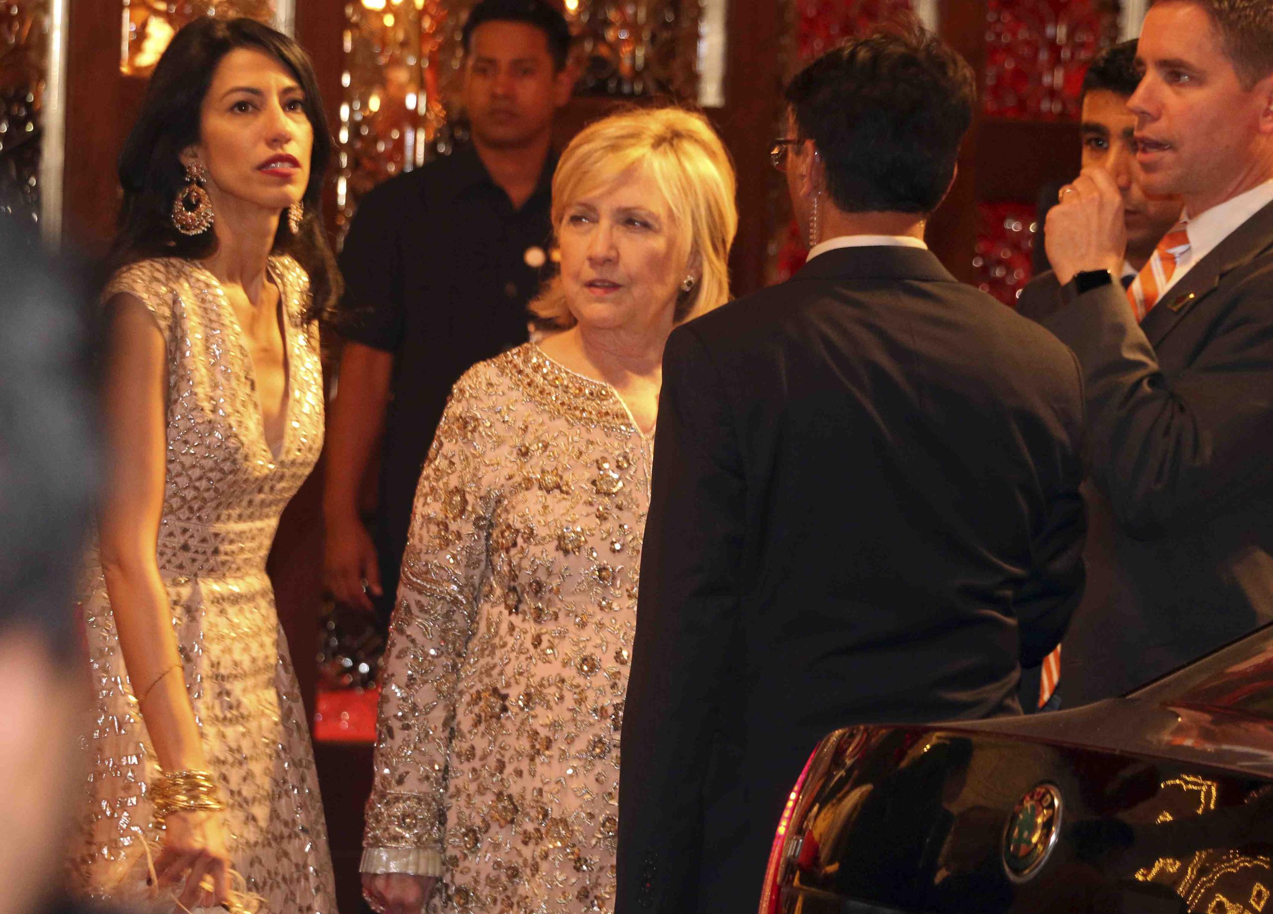Hillary Clinton en la boda. (AP / Rajanish Kakade)