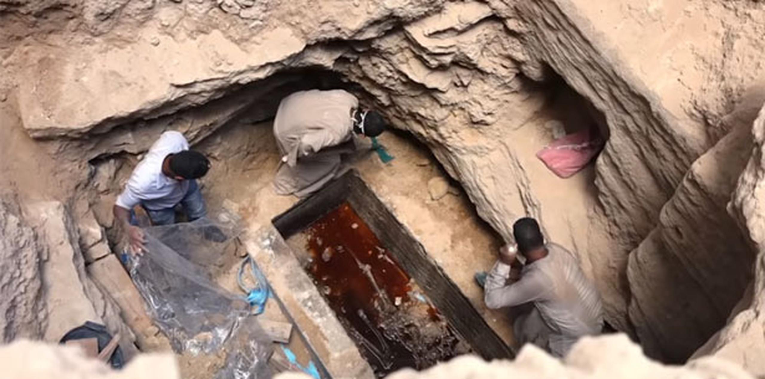 El sarcófago de 2,000 años de antigüedad, que estaba lleno de líquido rojo, causó revuelo en redes sociales. (Captura)