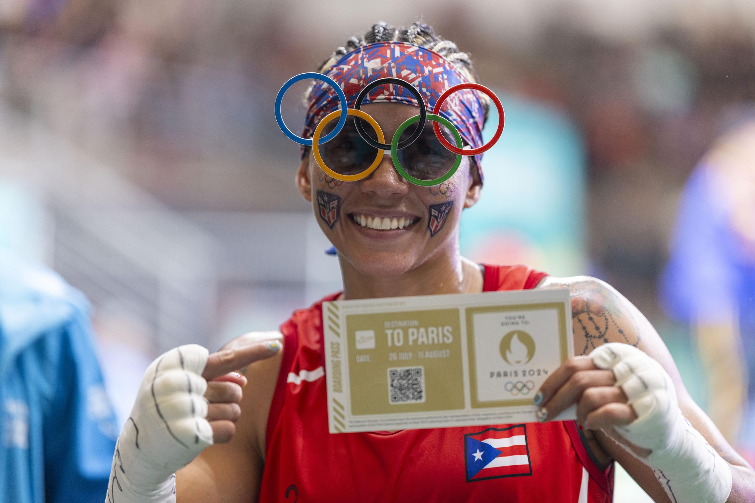 Ashleyann Lozada muestra el boleto que le asegura su participación en los Juegos Olímpicos de París 2024.