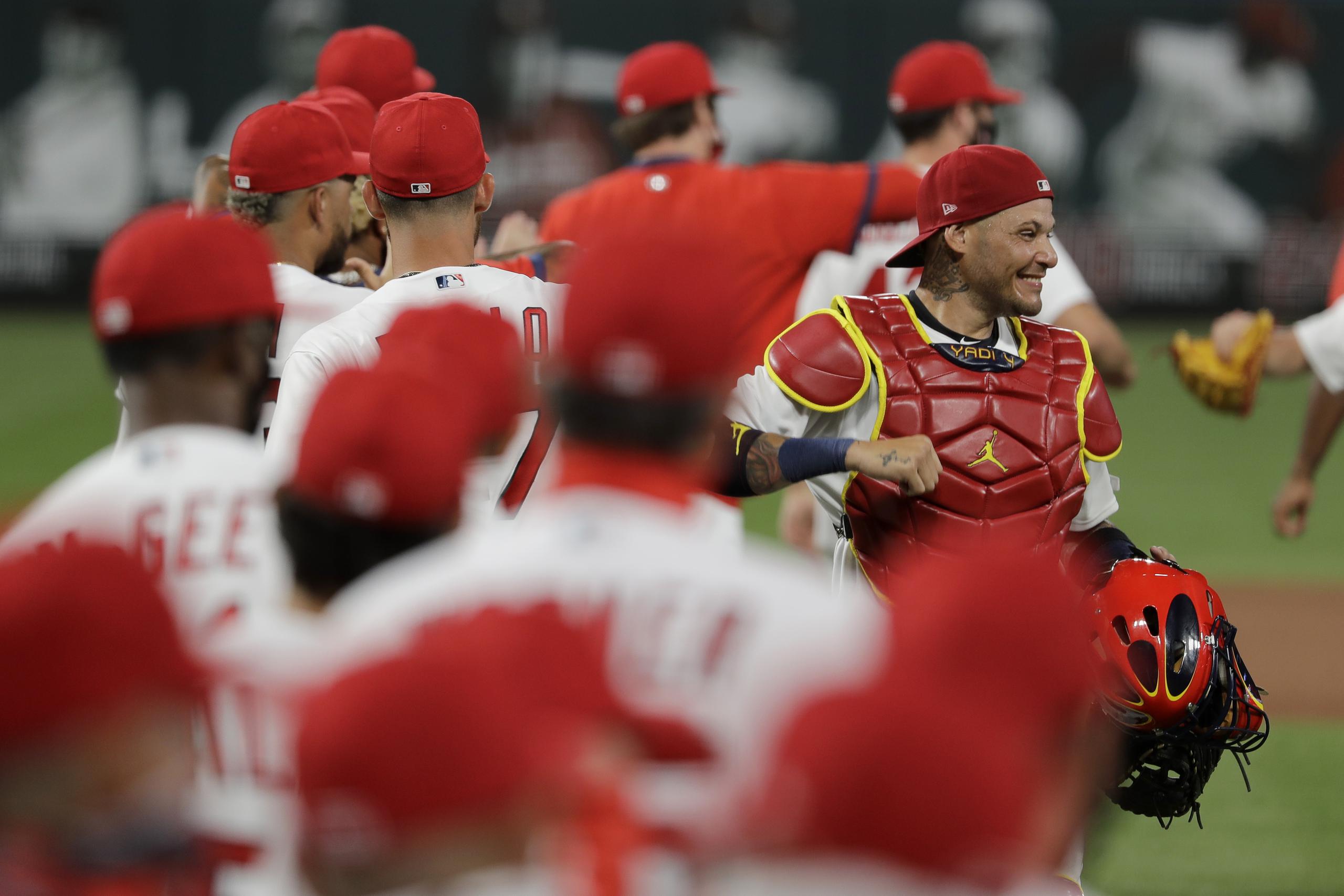 La situación de los Cardinals de San Luis se complica a medida que surgen nuevos contagios entre los peloteros y otro personal del equipo.