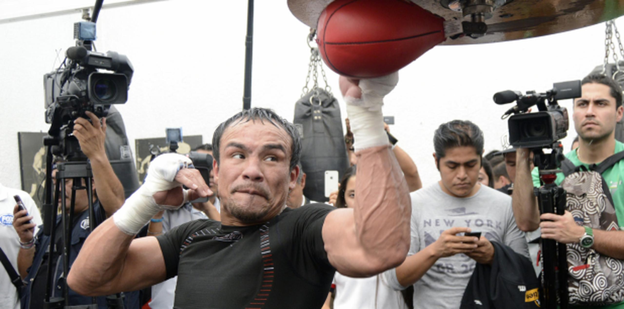 Márquez explotó una pera que quedó desinflada tras recibir los duros golpes del boxeador azteca. (Suministrada)