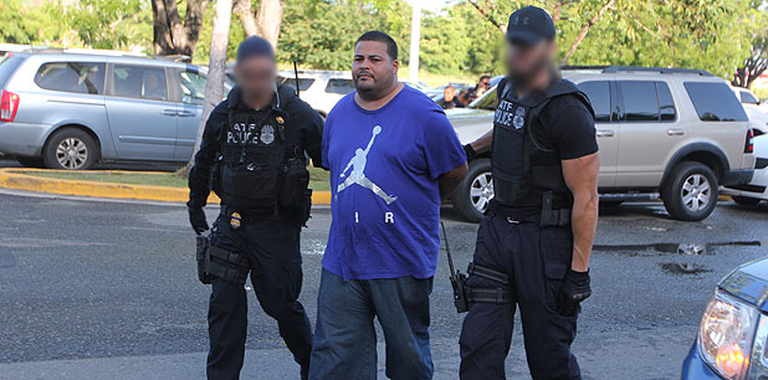 Federales realizan decenas de arrestos en residenciales del área metro