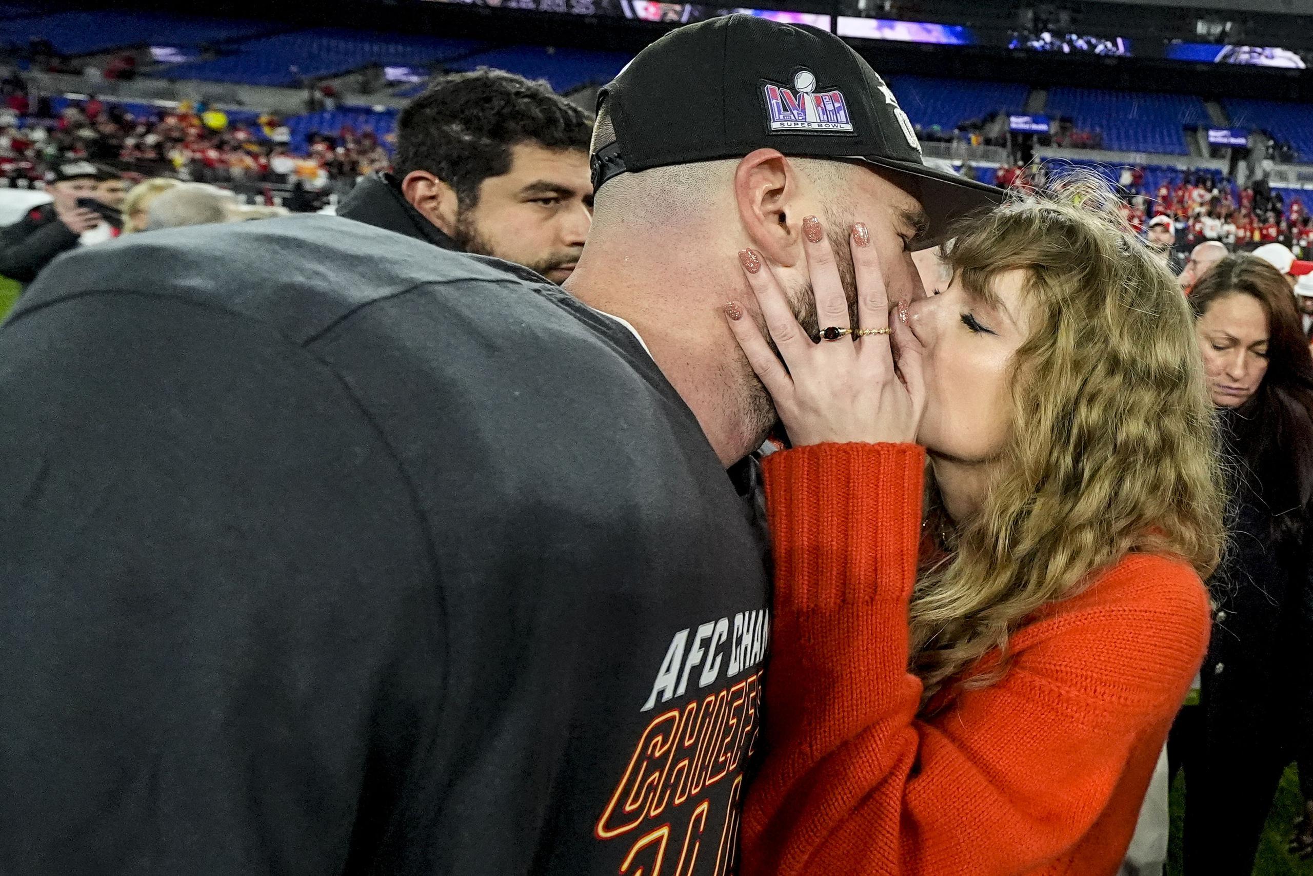 Taylor Swift besa al ala cerrada de los Kansas City Chiefs, Travis Kelce, después de un partido de fútbol americano de la NFL por el Campeonato de la AFC contra los Baltimore Ravens.