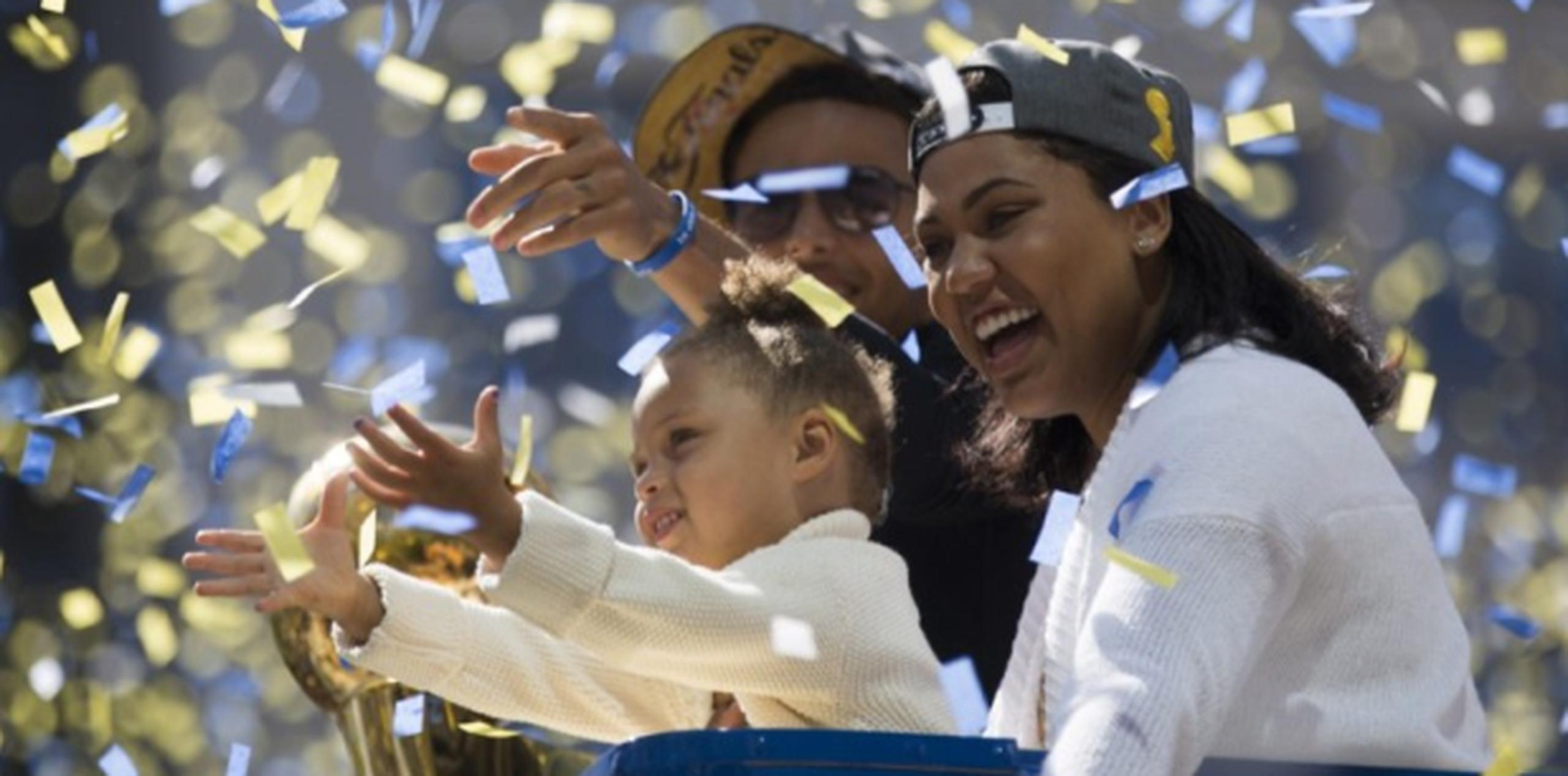 Riley Curry disfrutó junto a sus padres el desfile de los Warriors de Golden State. (Stephen Lam/Getty Images/AFP)