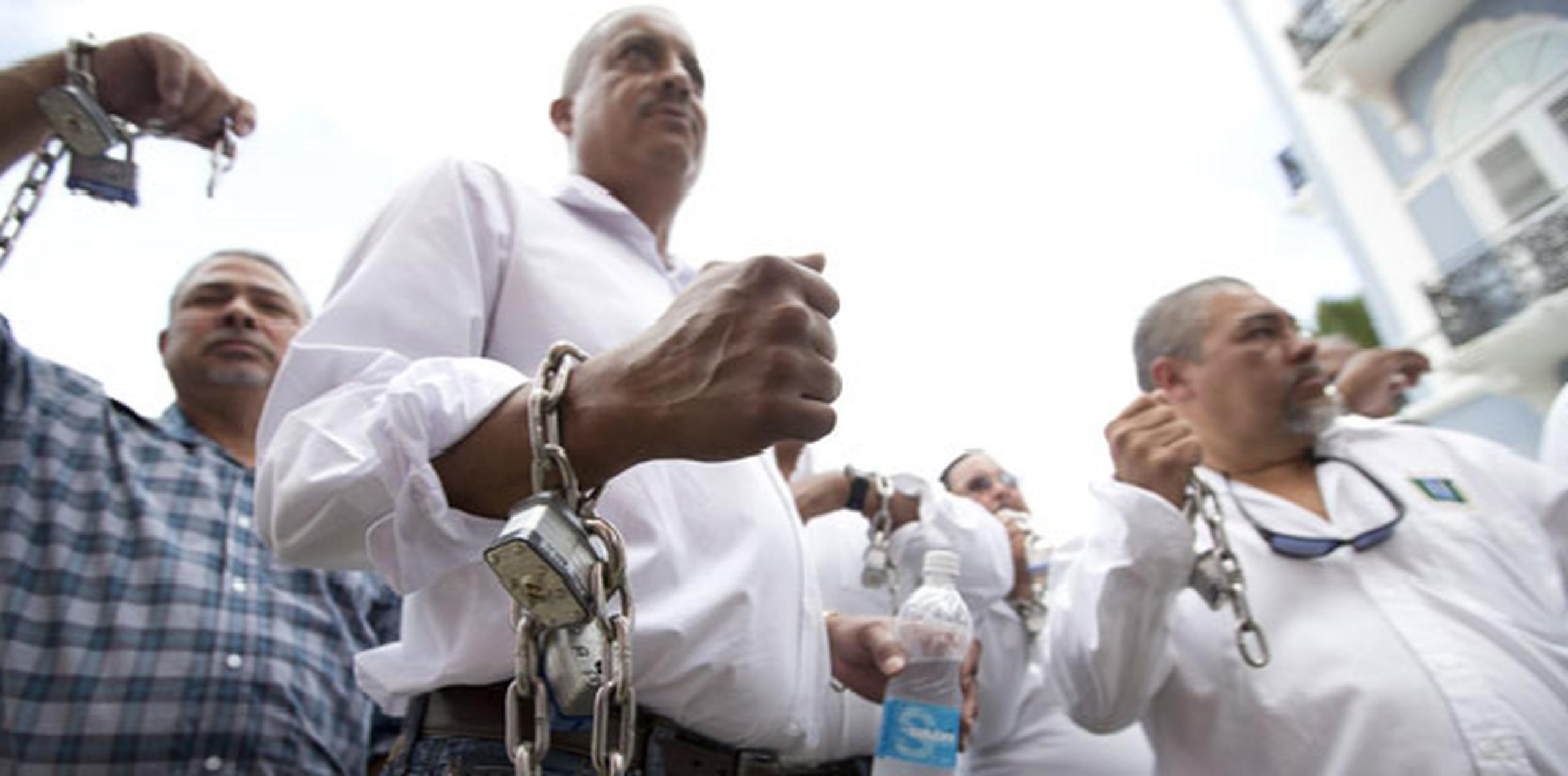 El dirigente de la UIA se mantiene frente a la entrada de La Fortaleza aún con las cadenas en sus manos y en espera de una respuesta del primer ejecutivo. (tonito.zayas@gfrmedia.com)
