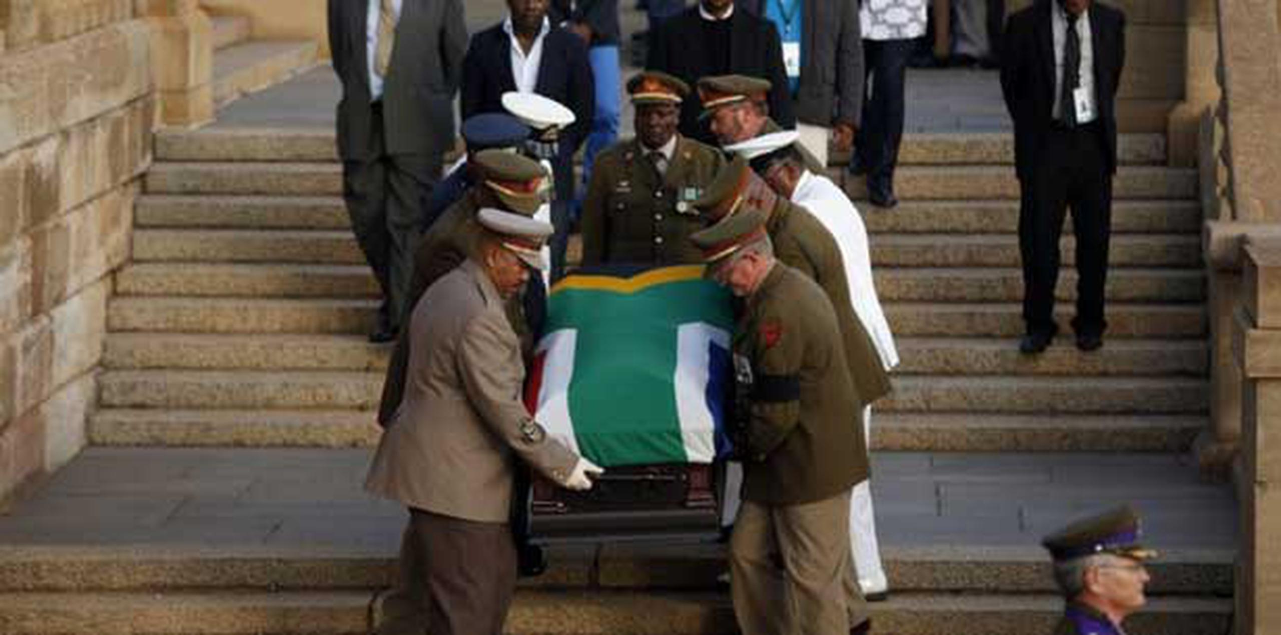 Los restos mortales de Nelson Mandela serán trasladados mañana en avión desde Pretoria hasta Qunu, localidad donde el exmandatario será enterrado el domingo. (AFP/Archivo/Matt Dunham)