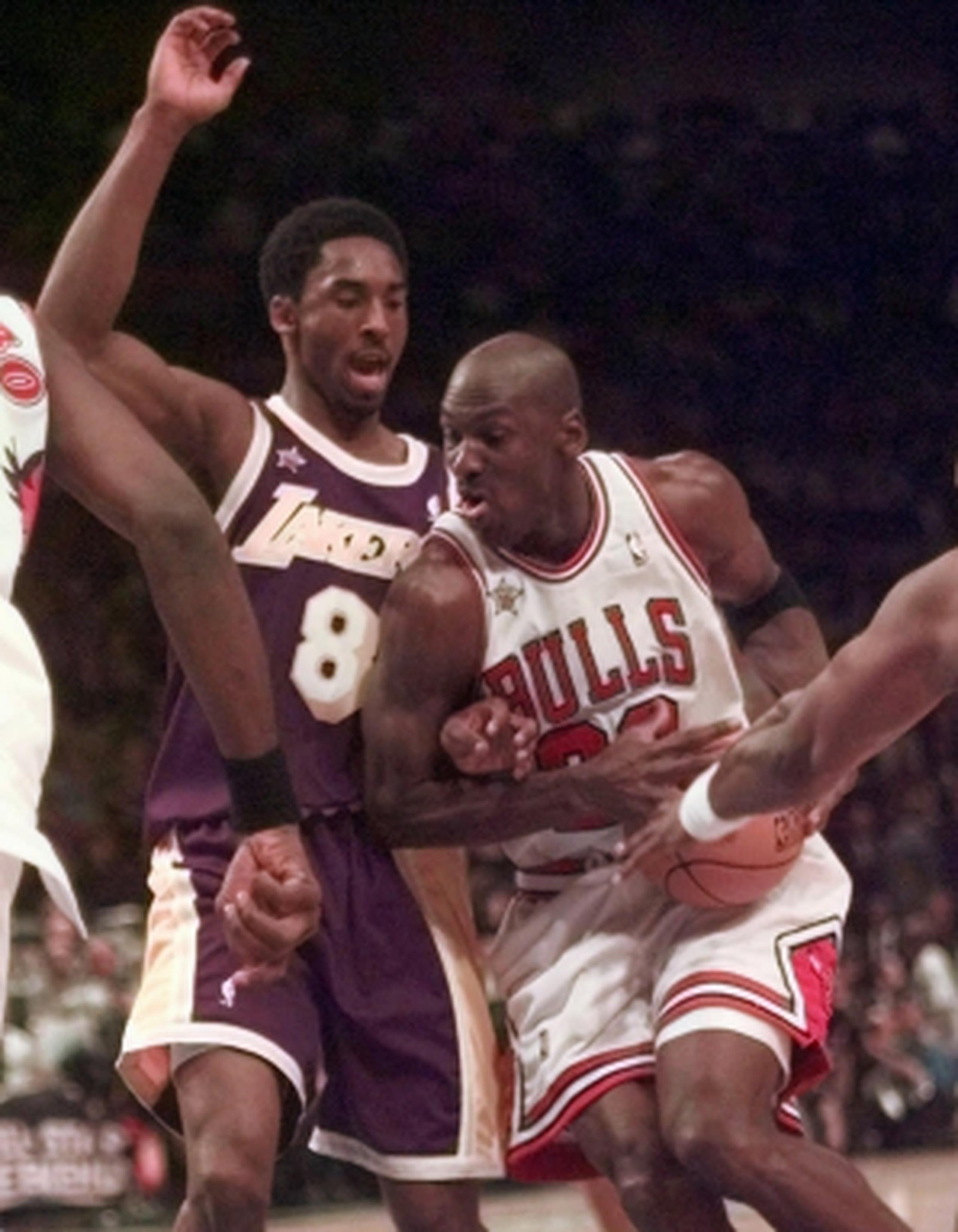 Jordan frente a Bryant en 1998. Al primero que Bryant consultó pautar una fecha para el final de su carrera fue a Jordan porque a él le debía su "amor" por el juego. (AP)