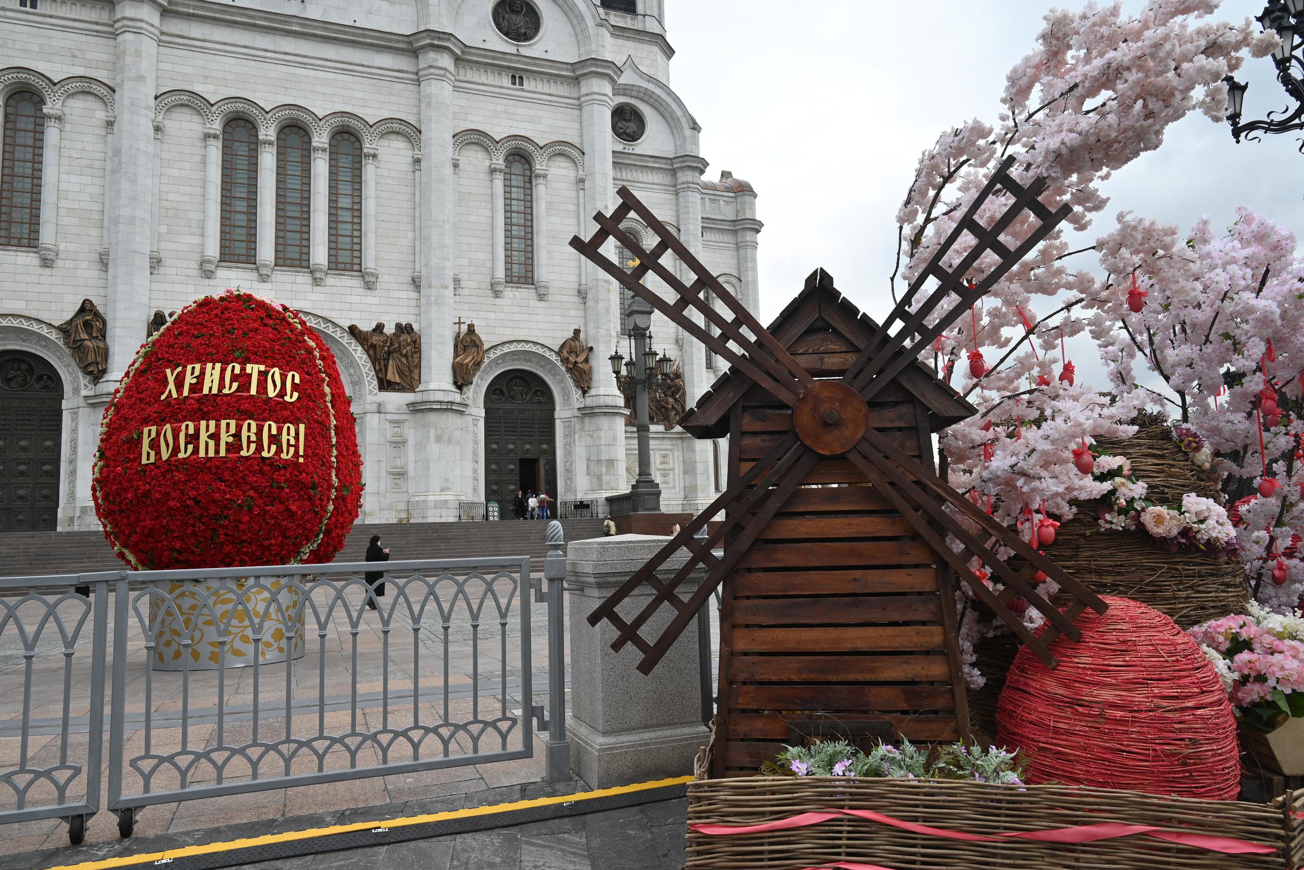 Un huevo gigantesco huevo y otros adornos de Pascua frente a la Catedral de Cristo Salvador de Moscú este viernes. EFE/Ignacio Ortega
