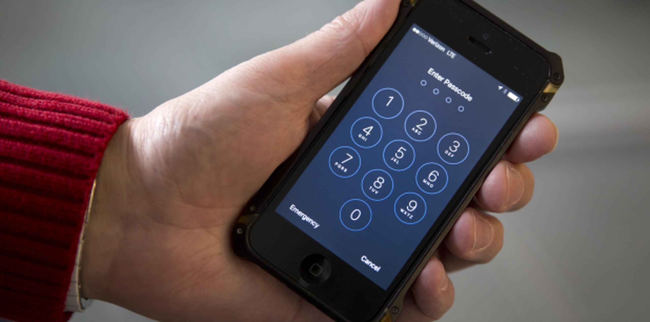 El FBI quiere que Apple le ayude a desbloquear un teléfono iPhone que pertenecía a uno de los terroristas de San Bernardino. (Archivo)