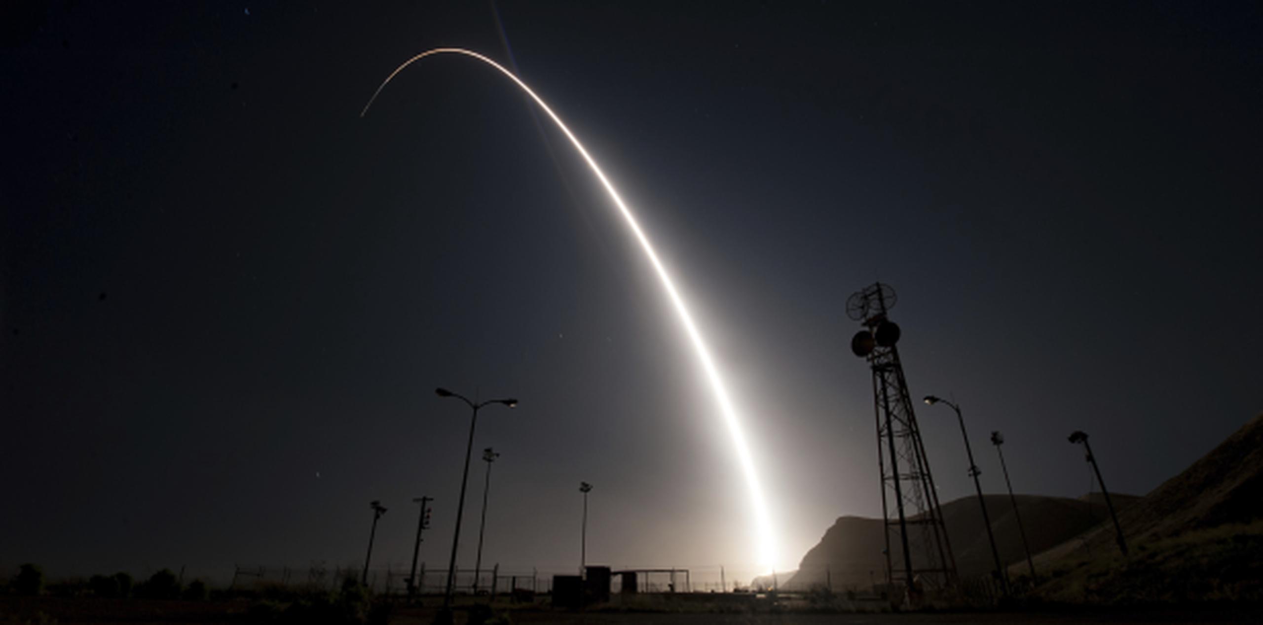 Momento del lanzamiento del misil intercontinental Minuteman III desde la base aérea Vandenberg en California. (Senior Airman Ian Dudley/U.S. Air Force via AP)