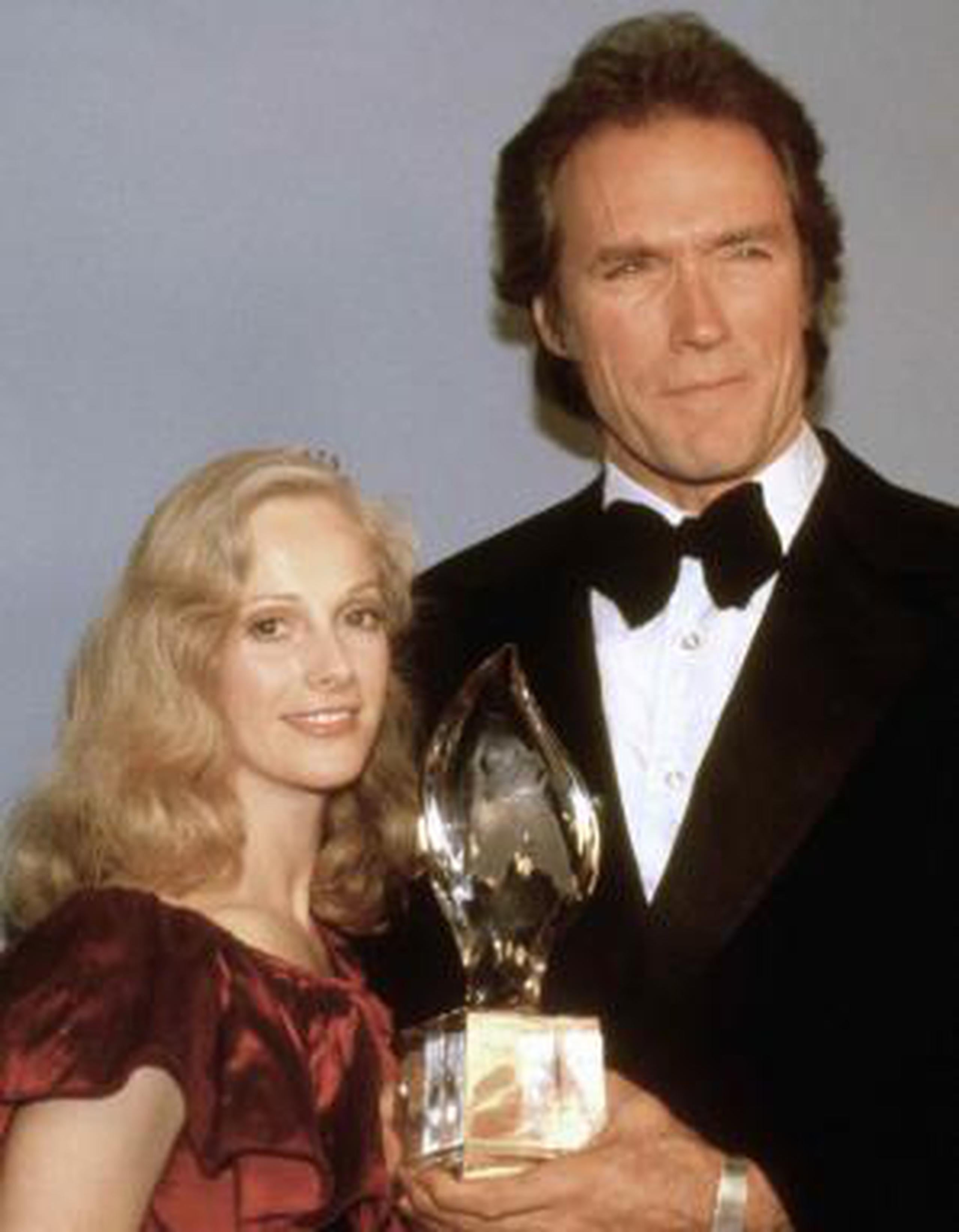 Sondra Locke y Clint Eastwood en los People's Choice Award, el 5 de marzo de 1981 en Los Ángeles, California. (AP)