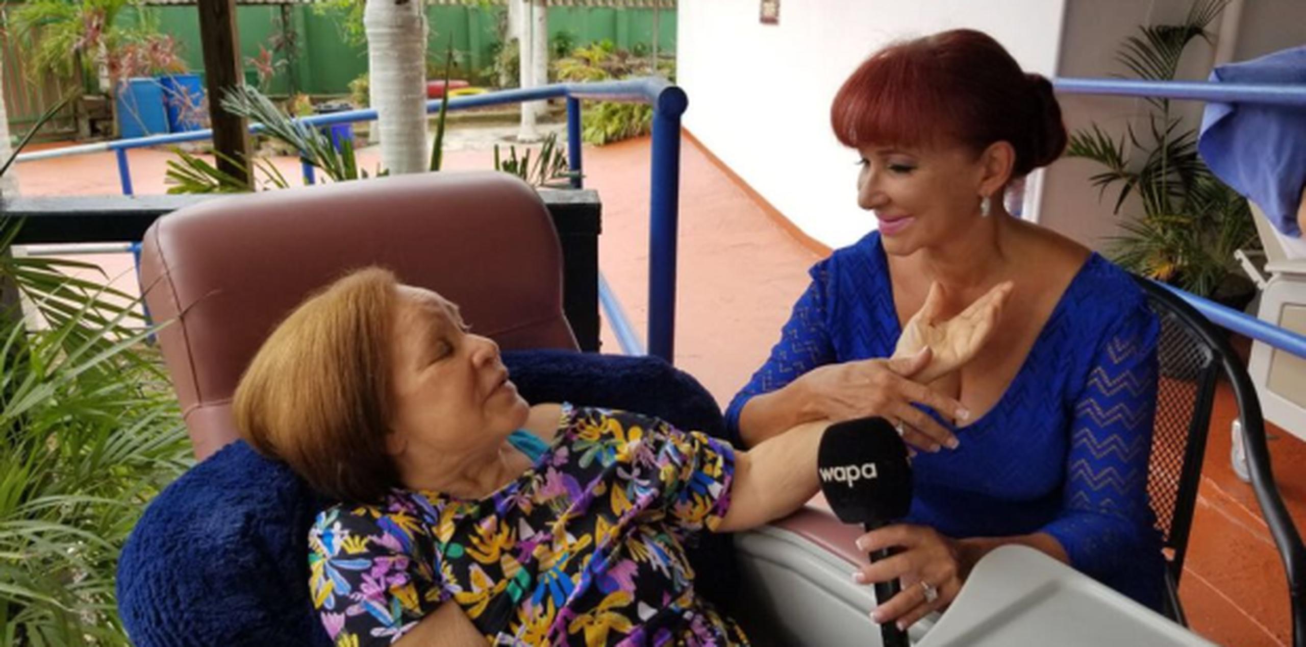 Luz Nereida Vélez en una de las visitas que hizo a su madre en el hogar donde la cuidaron. (Suministrada)