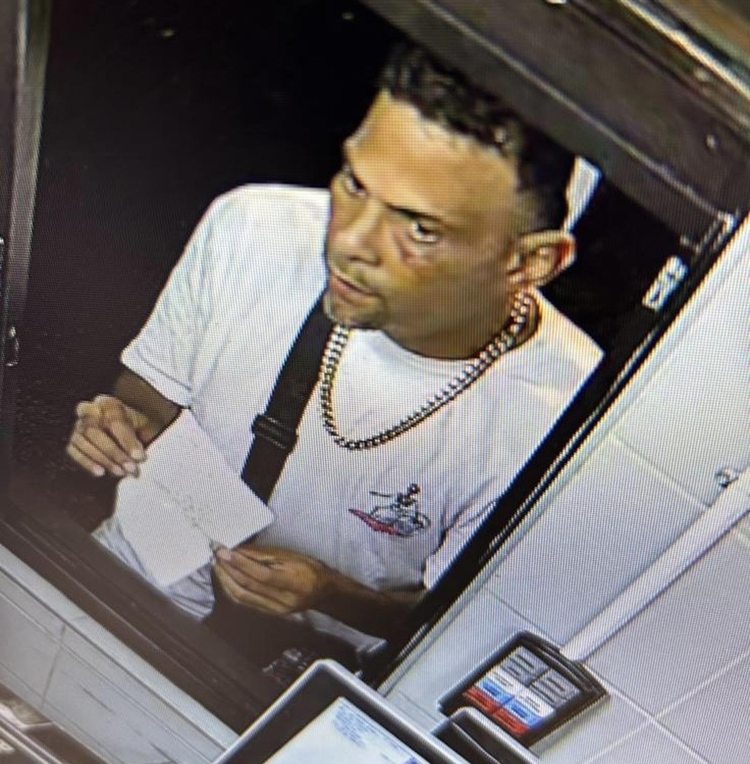 El hombre que aparece en la foto fue catalogado por la Policía como sospechoso de asaltar Día de Navidad en el restaurante de comida rápida Mc Donald’s de la avenida 65 de Infantería, en Río Piedras.