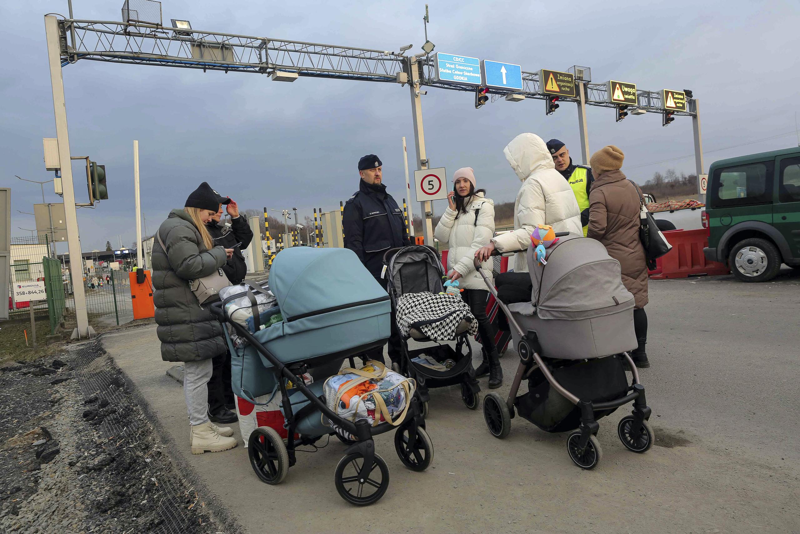 El gobierno polaco señaló el sábado que más de 100,000 ucranianos habían cruzado la frontera desde Ucrania en las últimas 48 horas.