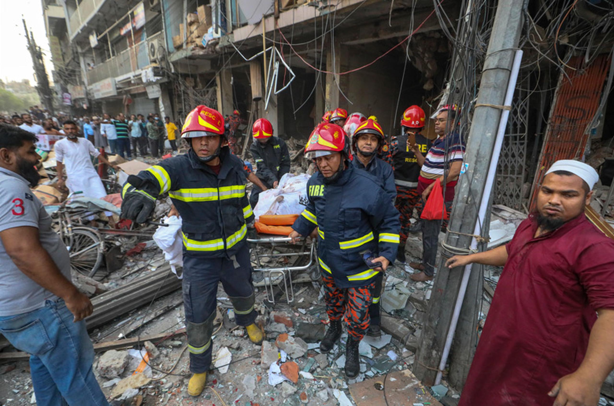 La escena después de la explosión en Daca, Bangladesh, el 7 de marzo de 2023. (Foto AP /Abdul Goni)