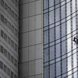 "Hombre Araña francés" escala rascacielos de 502 pies