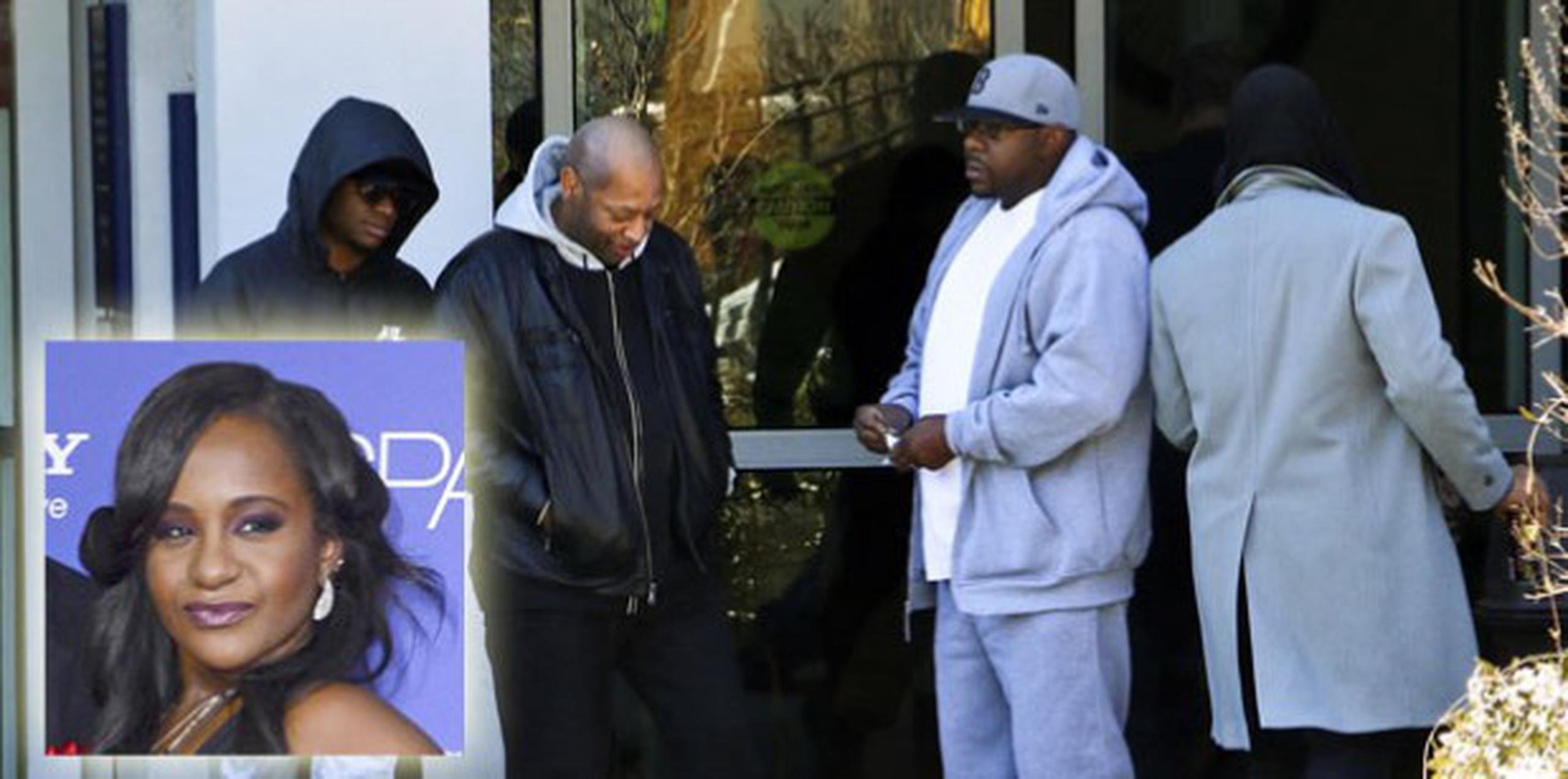 Bobby Brown y su familia espera fuera del hospital por noticias de su hija. (Archivo)