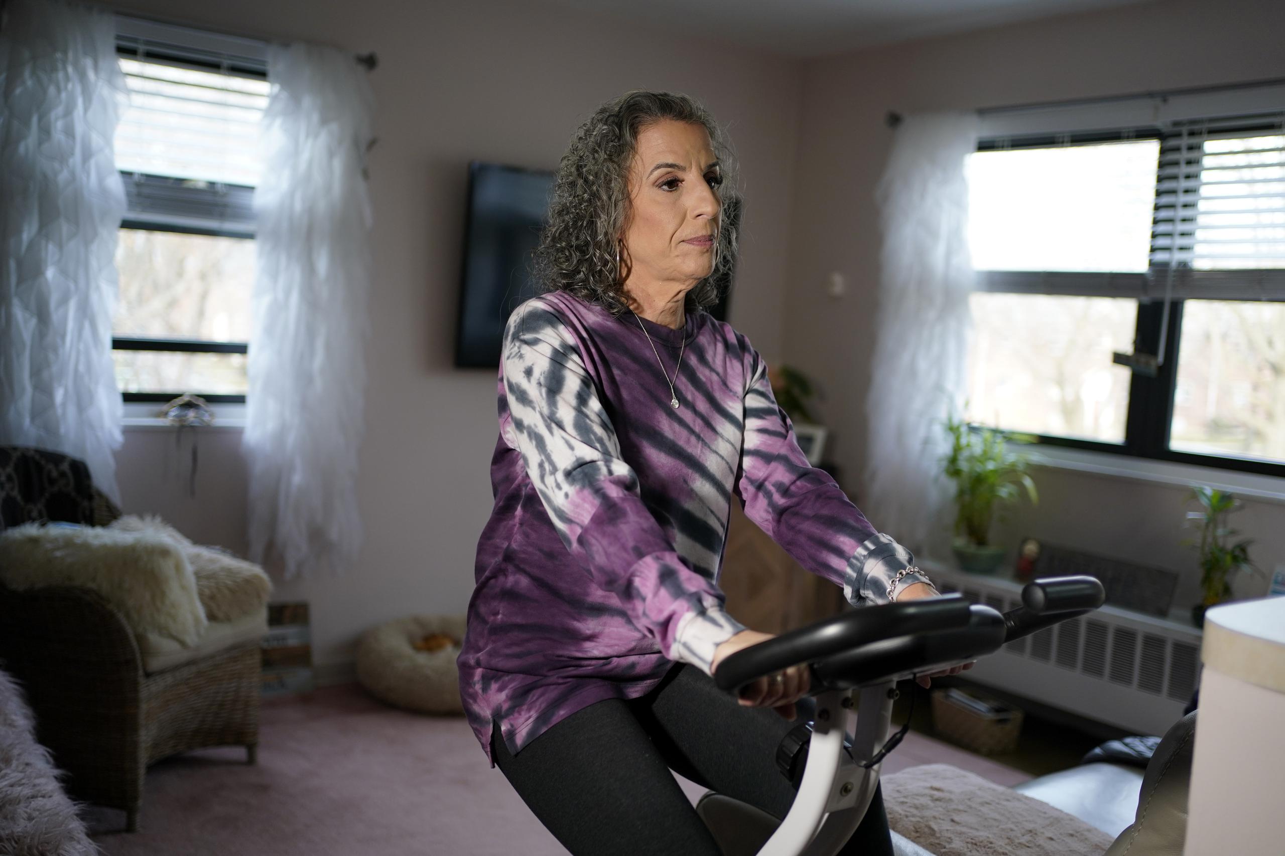 Catherine Busa se ejercita en una bicicleta estática en su casa de Nueva York.