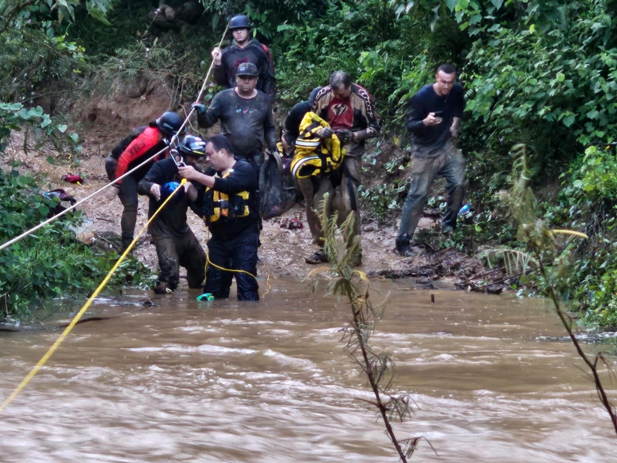 De acuerdo con NMEAD, se logró el rescate de nueve personas, entre ellos dos menores, que andaban en motoras y vehículos “four tracks” y quedaron atrapadas por la crecida del río en la reserva Carite, en Guayama.