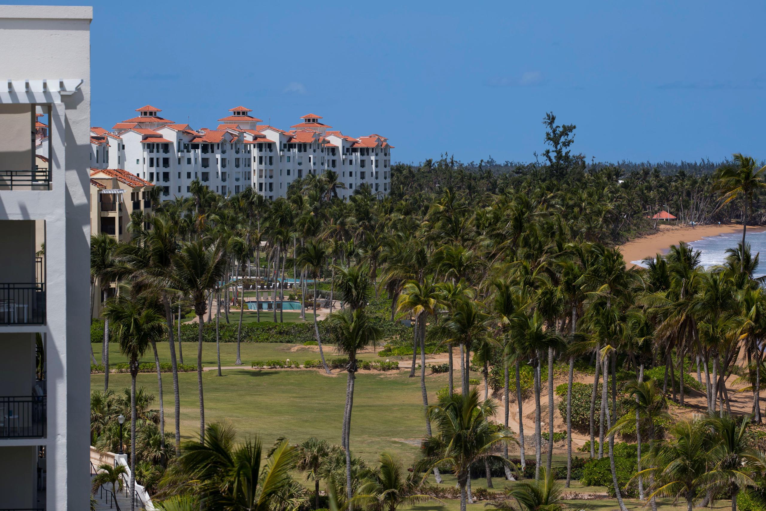 Vista de parte del Wyndham Grand Rio Mar Puerto Rico Golf & Beach Resort, en Río Grande, y la playa, a la que se permitirá acceso para las actividades permitidas por el gobierno, como hacer ejercicios y deportes.