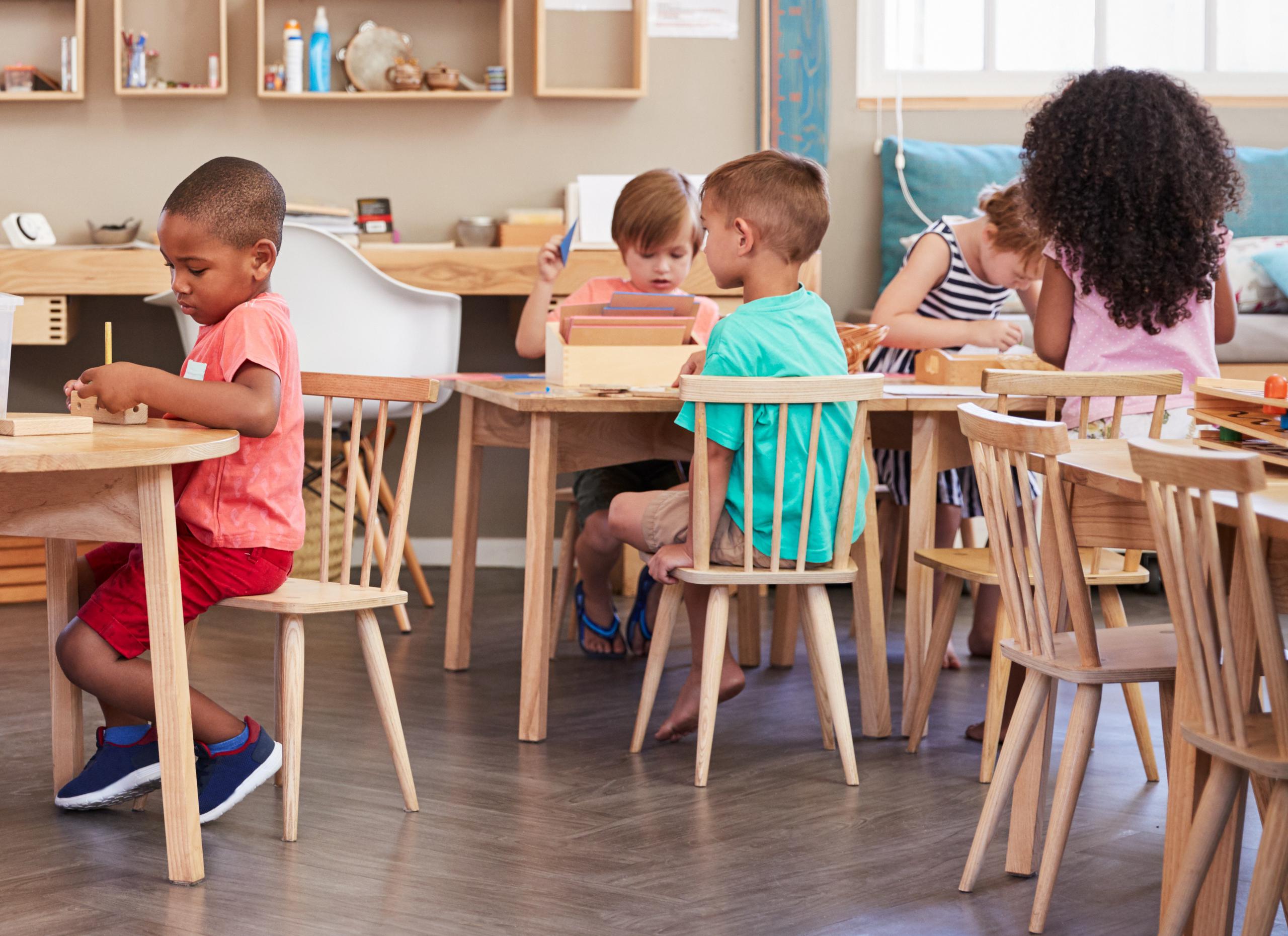 La metodología Montessori promueve la libertad del niño a través de un ambiente ordenado que le permita desarrollar sus capacidades de manera individual, respetando su autonomía y sus tiempos.