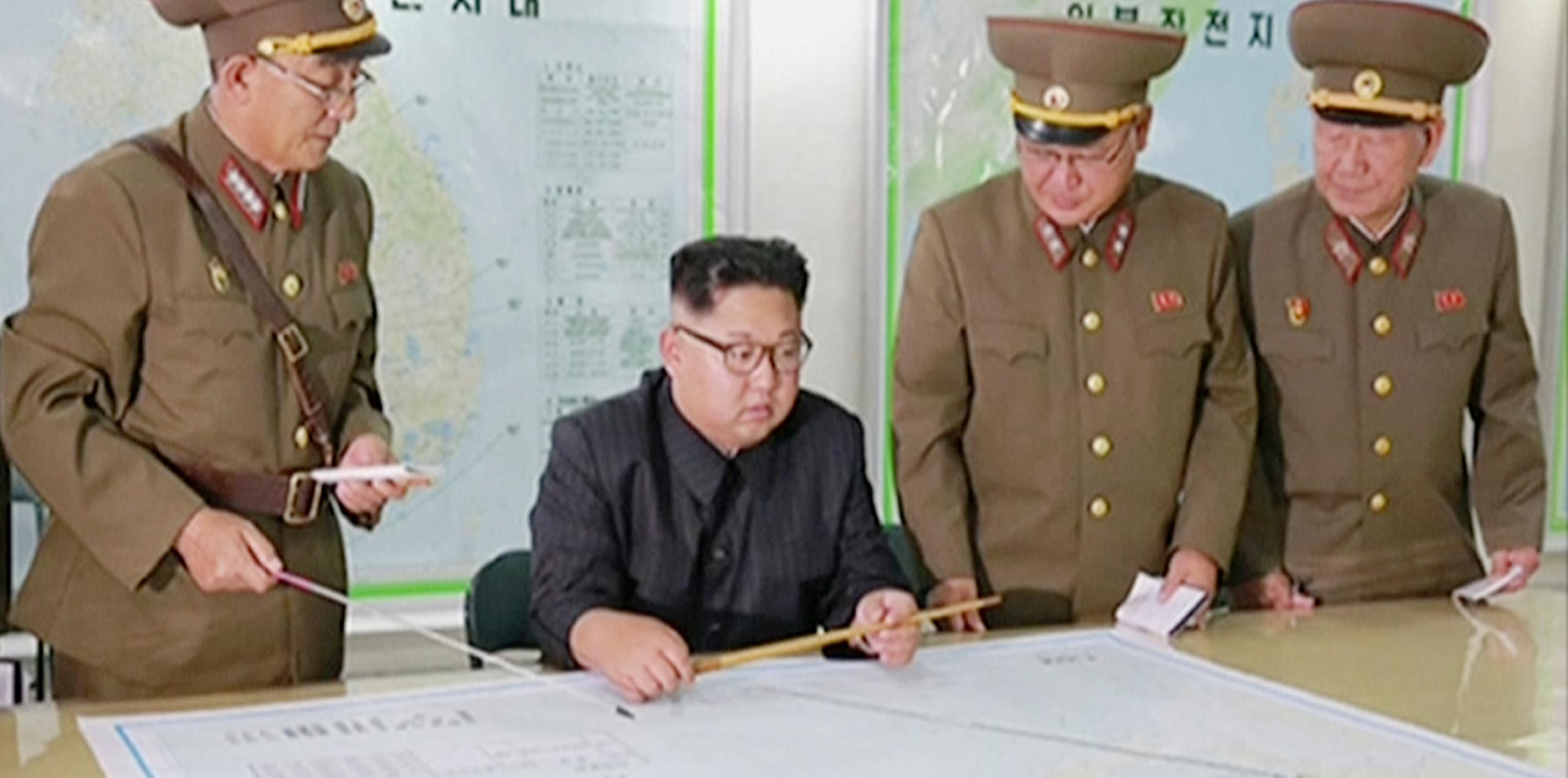 En esta escena extraída de un video del 14 de agosto de 2017 emitido en un boletín de noticias por la cadena norcoreana KRT, el líder norcoreano Kim Jong Un recibe un informe en Pyongyang. (AP)