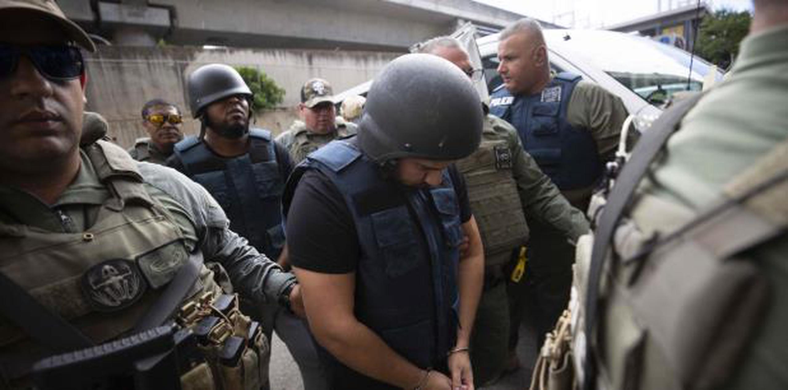 La Policía ordenó la movilización de un equipo de SWAT para que asistan a agentes del Negociado de Arrestos Especiales y Extradiciones en la movilización de los sospechosos hasta el Tribunal de Primera Instancia de San Juan. (xavier.araujo@gfrmedia.com)