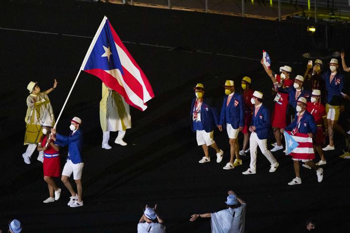 Adriana Díaz y Brian Afanador, de Puerto Rico, cargaron la bandera durante la ceremonia de apertura de los Juegos Olímipicos 2020.